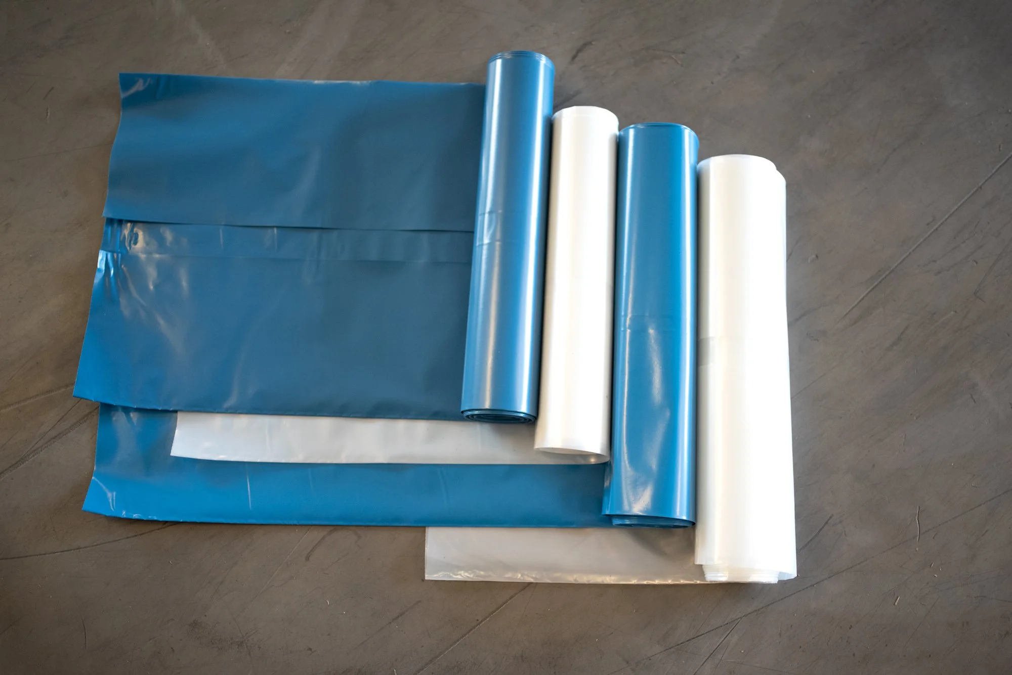 Blå och vita plastsäckar