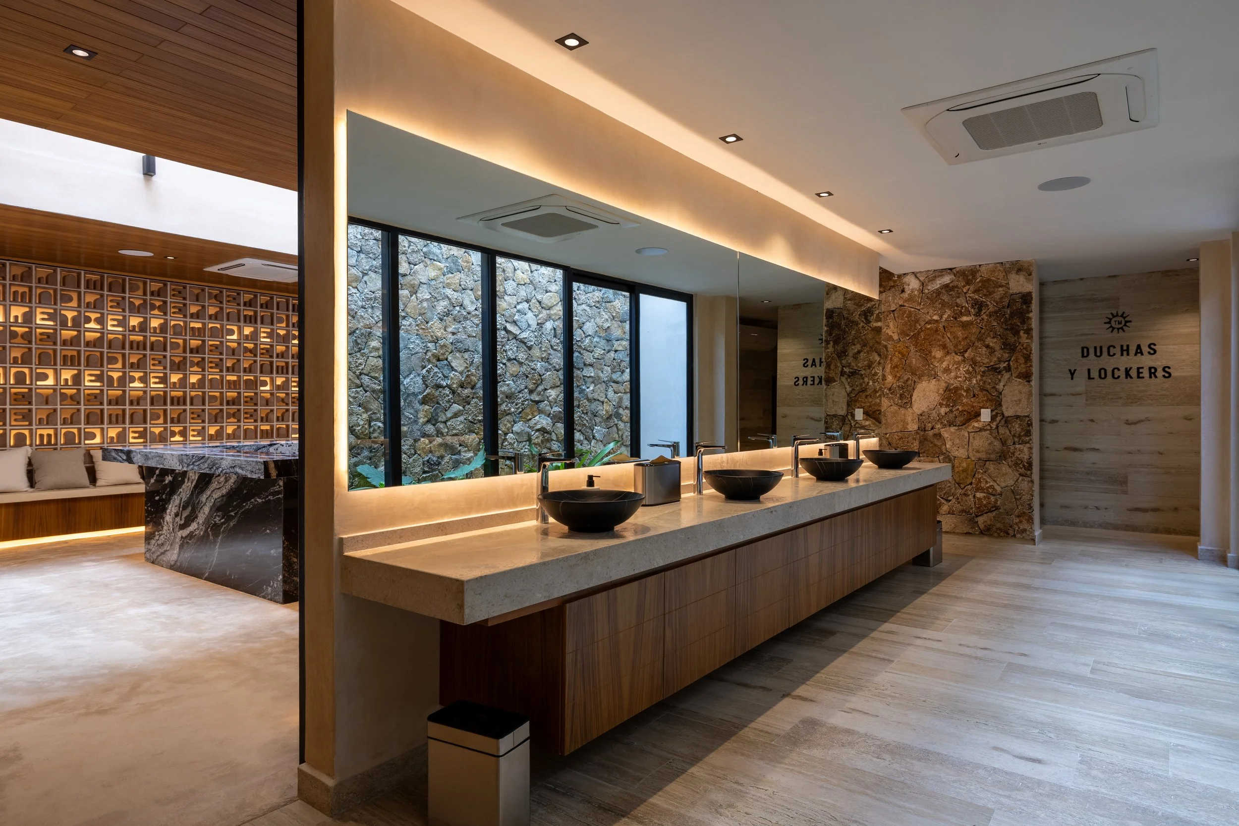 12) Lobby Spa- Regaderas.jpg
