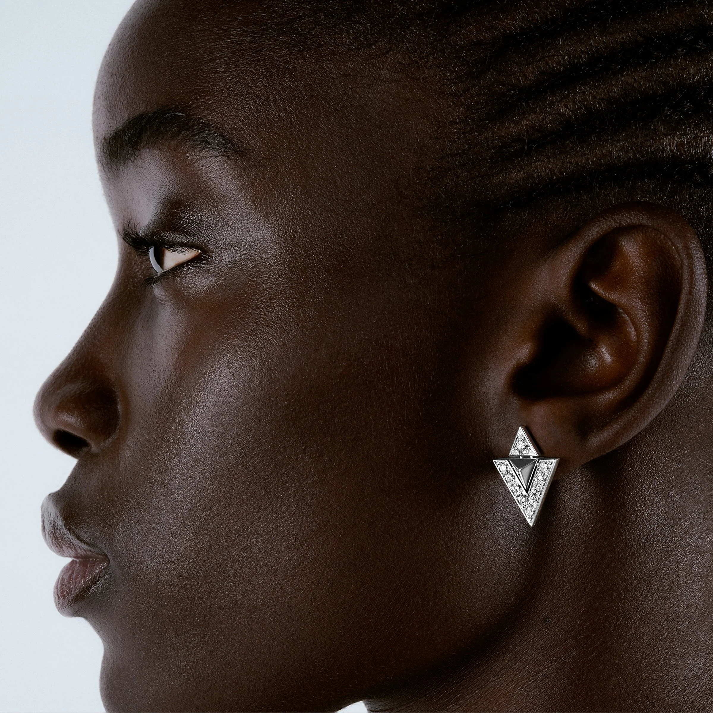 louis-vuitton-boucles-d-oreilles-pure-v-or-blanc-et-diamants--Q16164_PM1_Worn view.png.jpeg