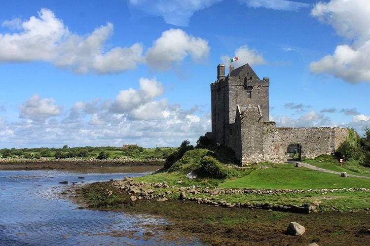 Castle in Ireland.jpg