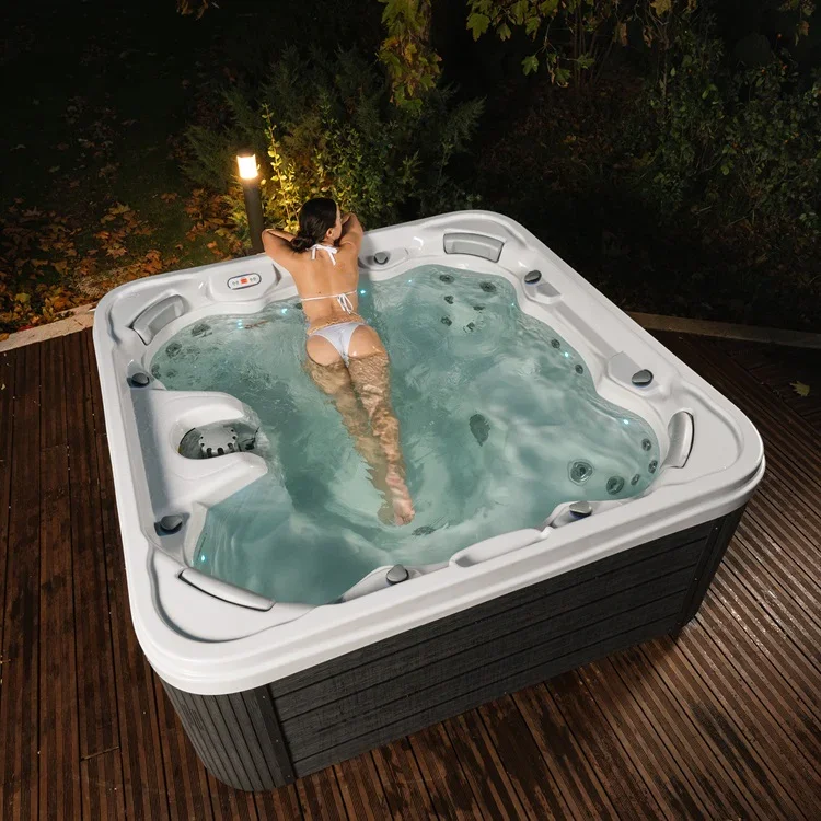 Buenospa_Chicago_hottub_lfs_women_750x750_1daefed6-4c47-403f-ab0c-9622c5bc7456.webp