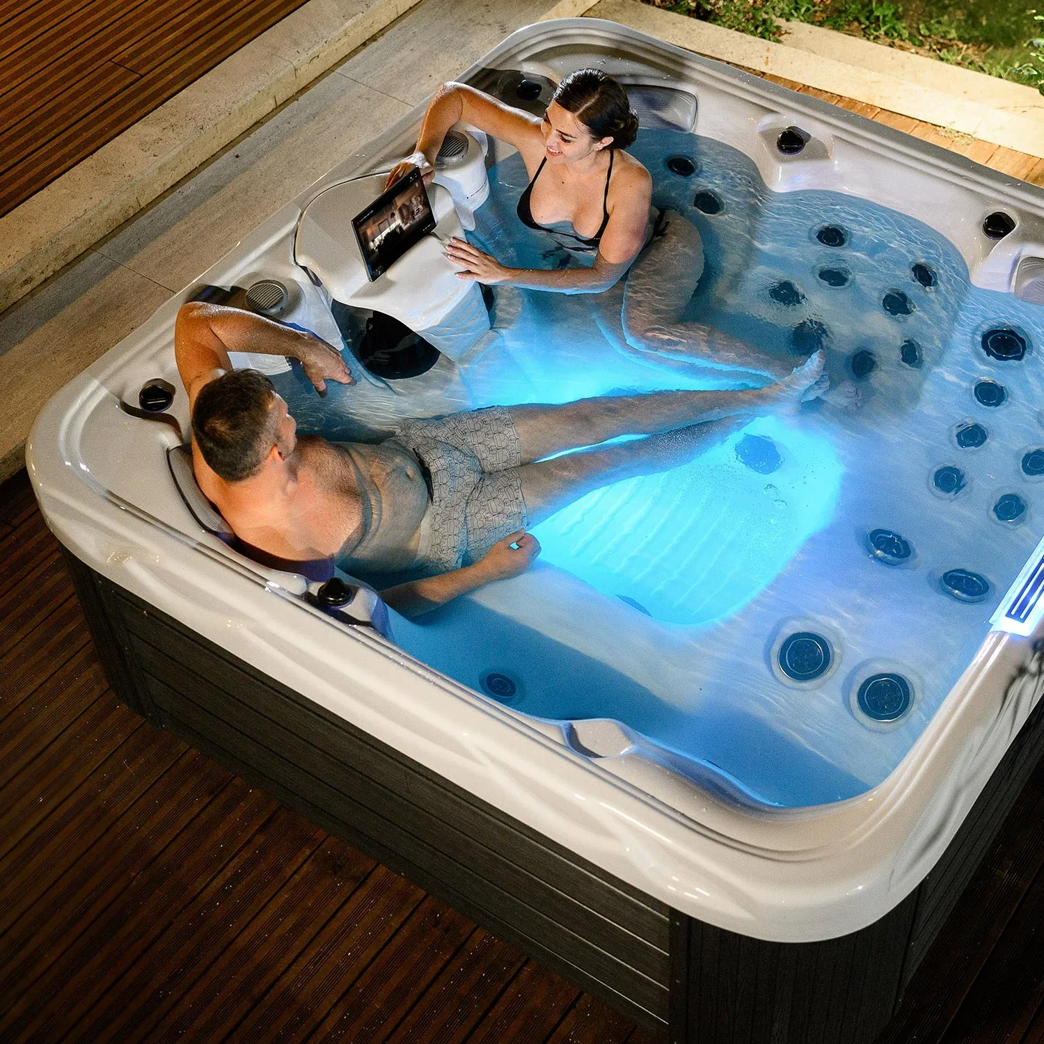 hollywood_hot_tub_lifestyle13.webp