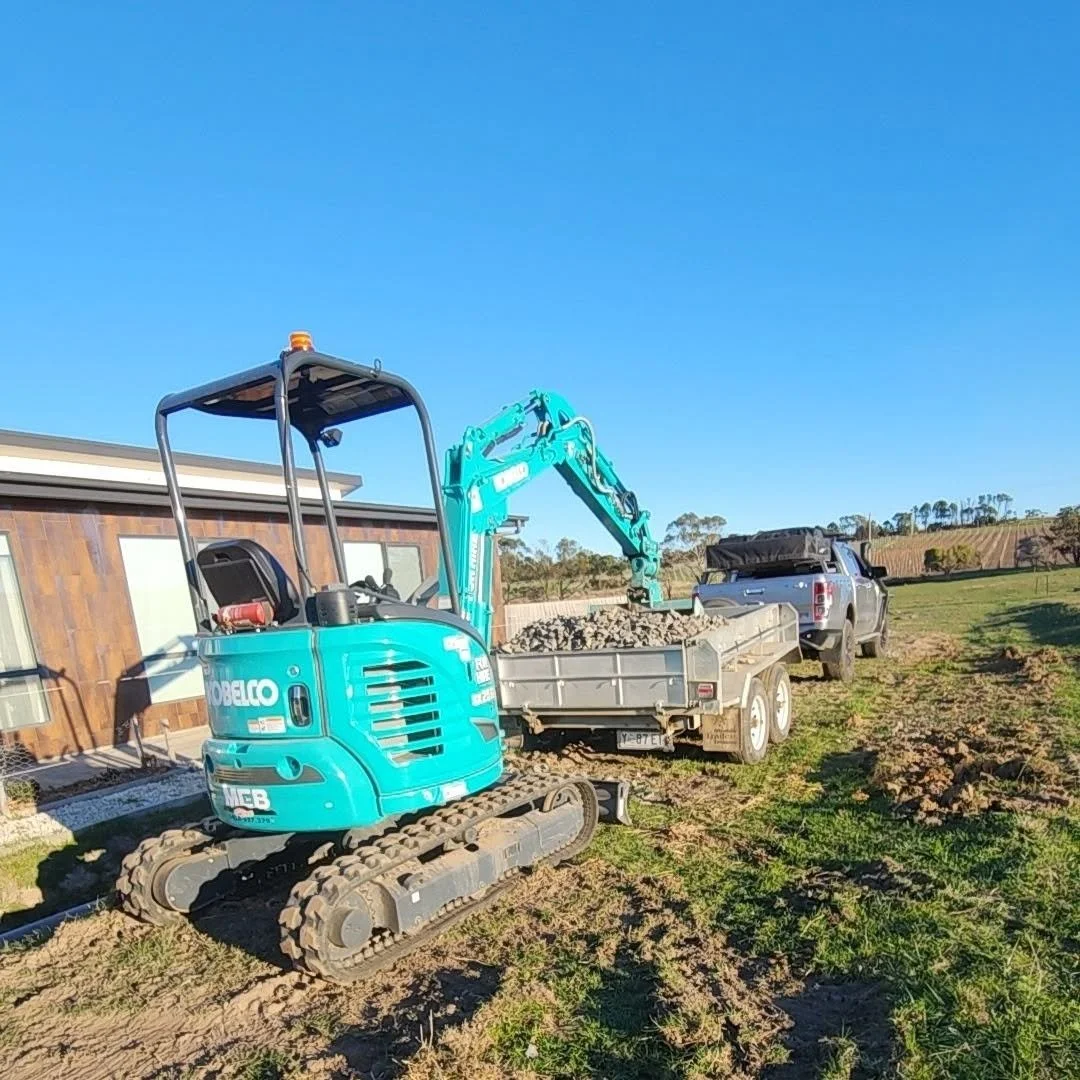 Kobelco SK25SR mini excavator digging earth
