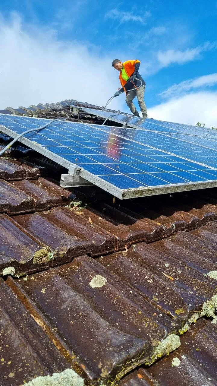 Oranssi carpenter using bench saw