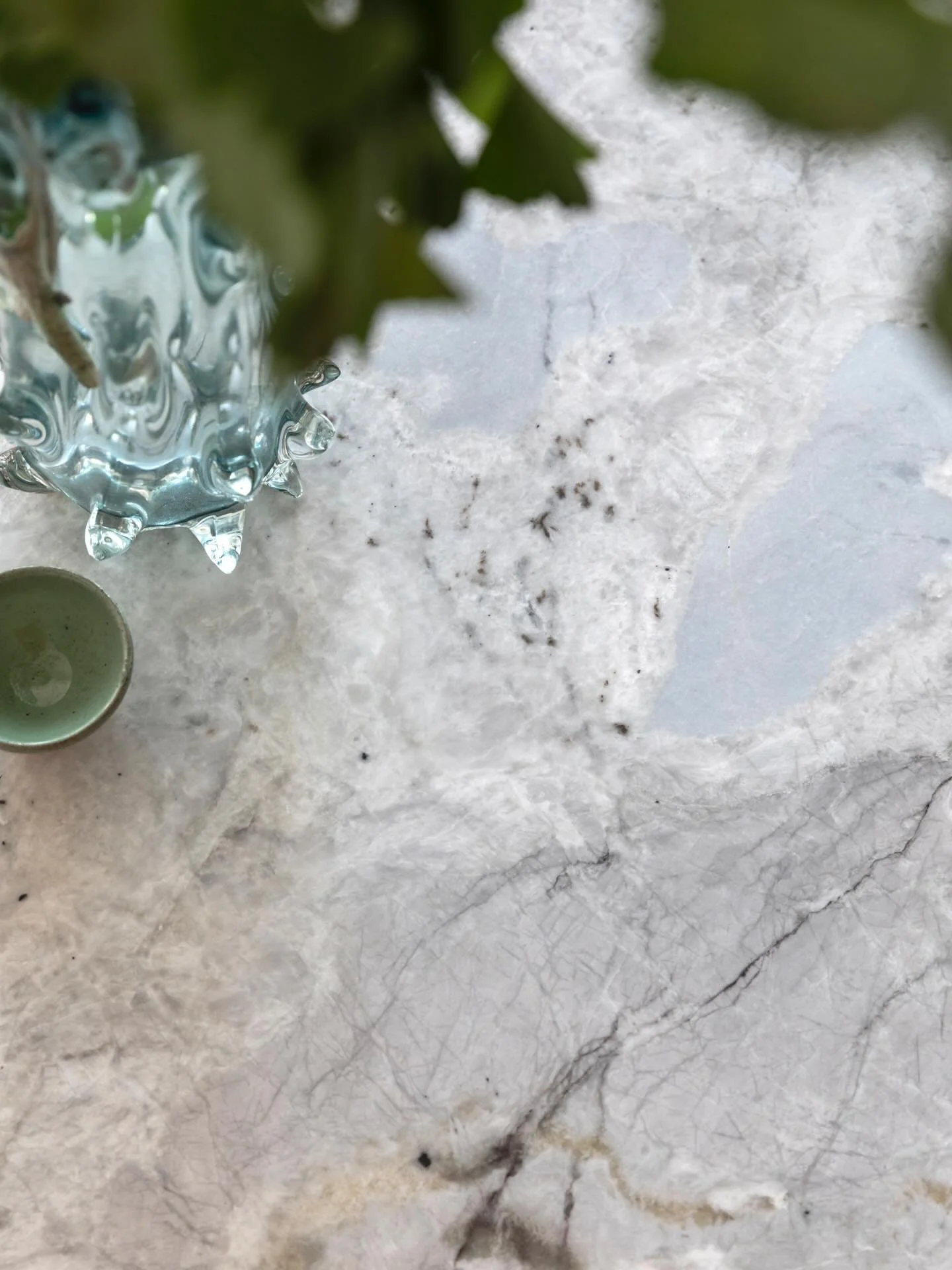 Natural quartzite - alive with colour and movement, and the inspiration behind the Longueville home&rsquo;s palette.

Interior Architecure @gonzalvezdesign 
Photography @lulu_wells 
Quartzite @snbstone 

#gonzalvezdesignproject 
#quartzite