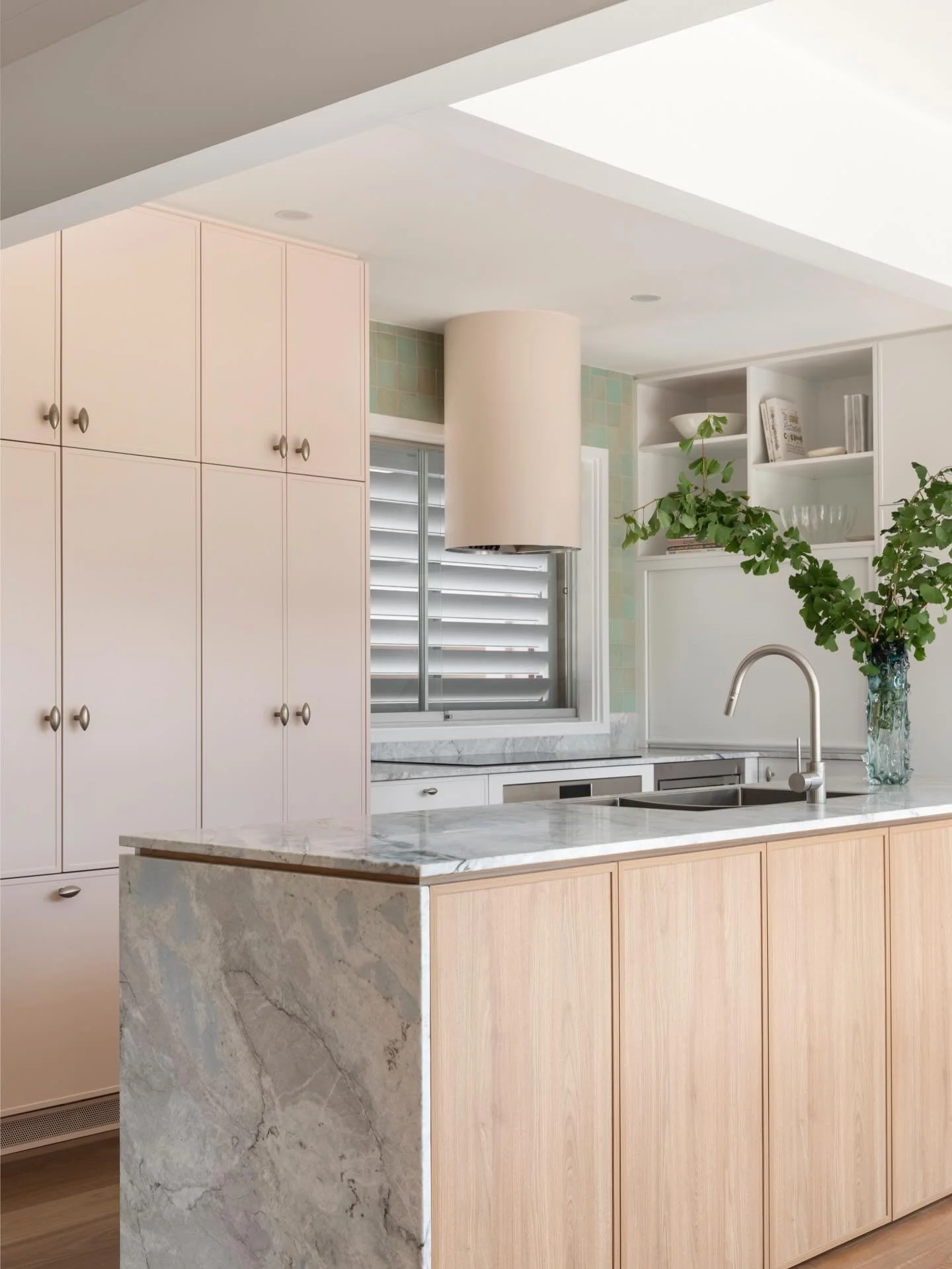 Joyful colour &amp; timeless texture in a light filled family kitchen, re-configured to seamlessly connect adjacent living pavilions and breathe new life into an old home. 

Interior Architecure @gonzalvezdesign 
Photography @lulu_wells 
Quartzite @s