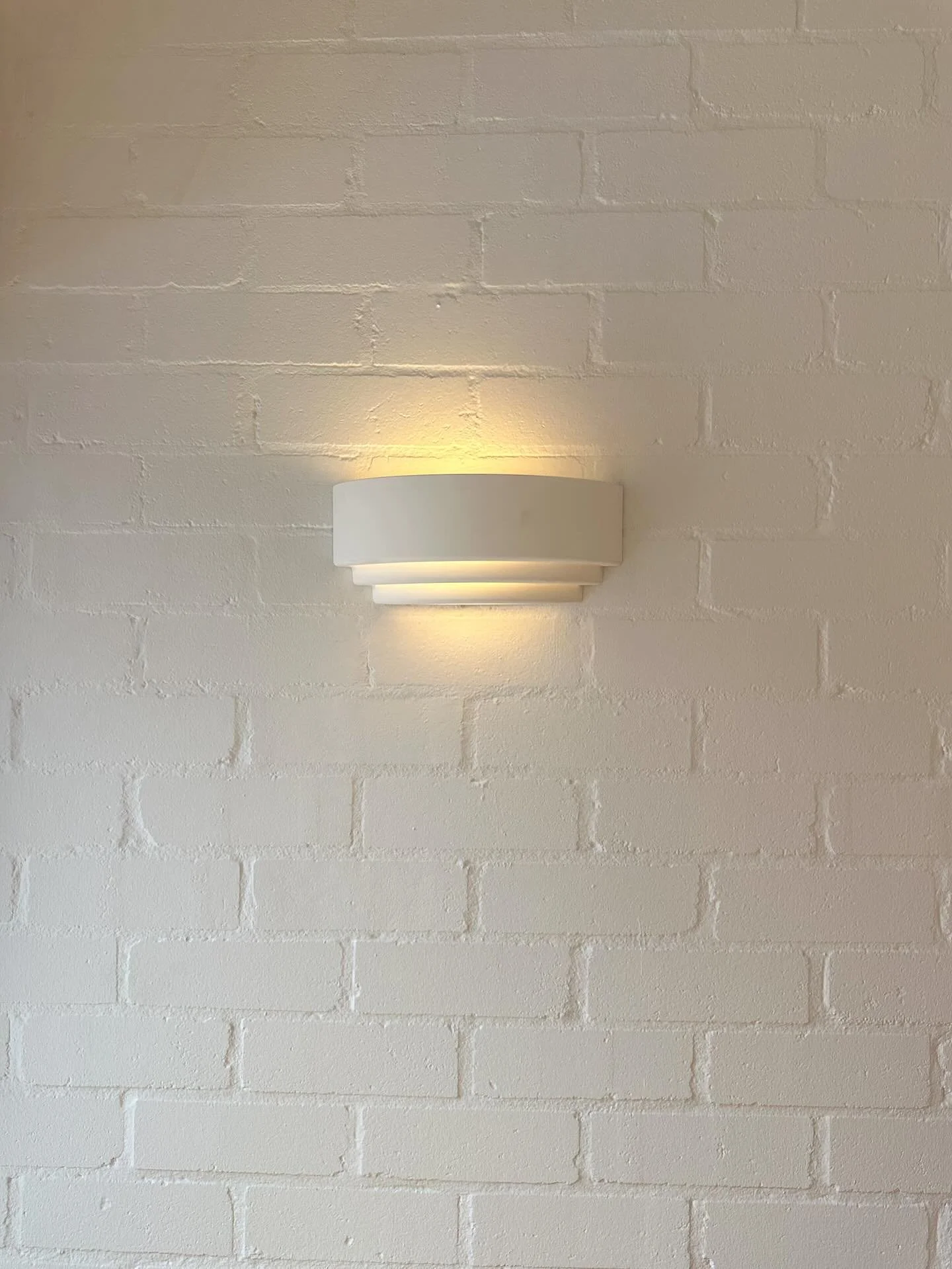As we refine the final details of the Longueville home - rich in colour and expression - we&rsquo;re also appreciating the calm and balance that white space brings 

@nook_collections Lancio Oblong Wall Light

#gonzalvezdesignproject 
#interiorarchit