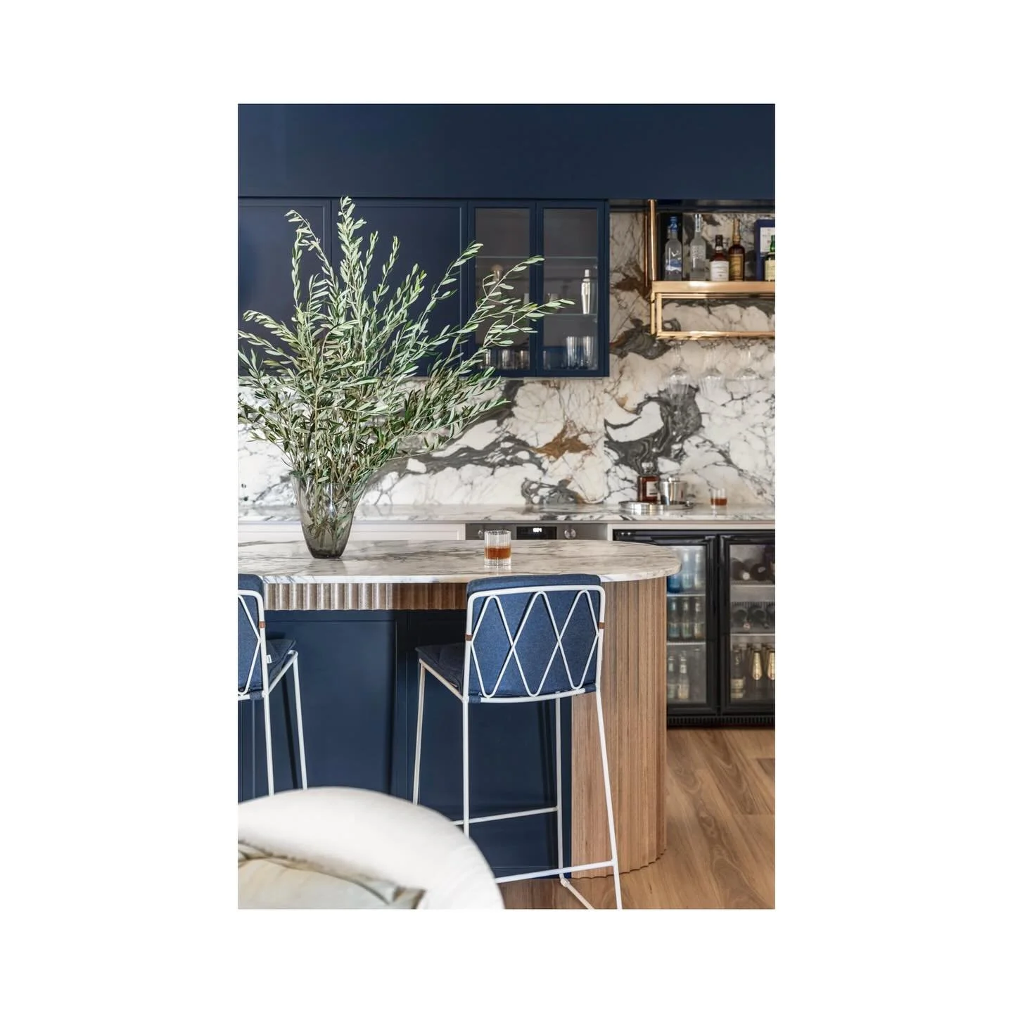 Hospitality, refined.
In the private jet charter lounge, the kitchen and bar areas set the stage for seamless service and the quiet luxury of a pre-flight ritual.

#gonzalvezdesignproject 
#commercialinteriordesign 
#hospitalitydesign
#privatejetloun