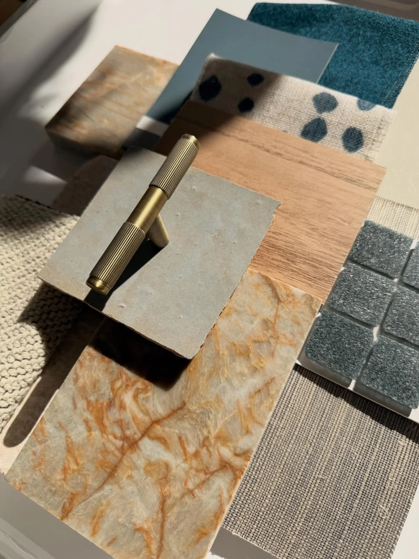 Sun warmed tones catching the morning light. 
We can&rsquo;t wait to see this palette come to life 💙

#gonzalvezdesignproject 
#interiorarchitectureanddesign 
#artedomus
#qarizaquartzite
#bedroomdecor