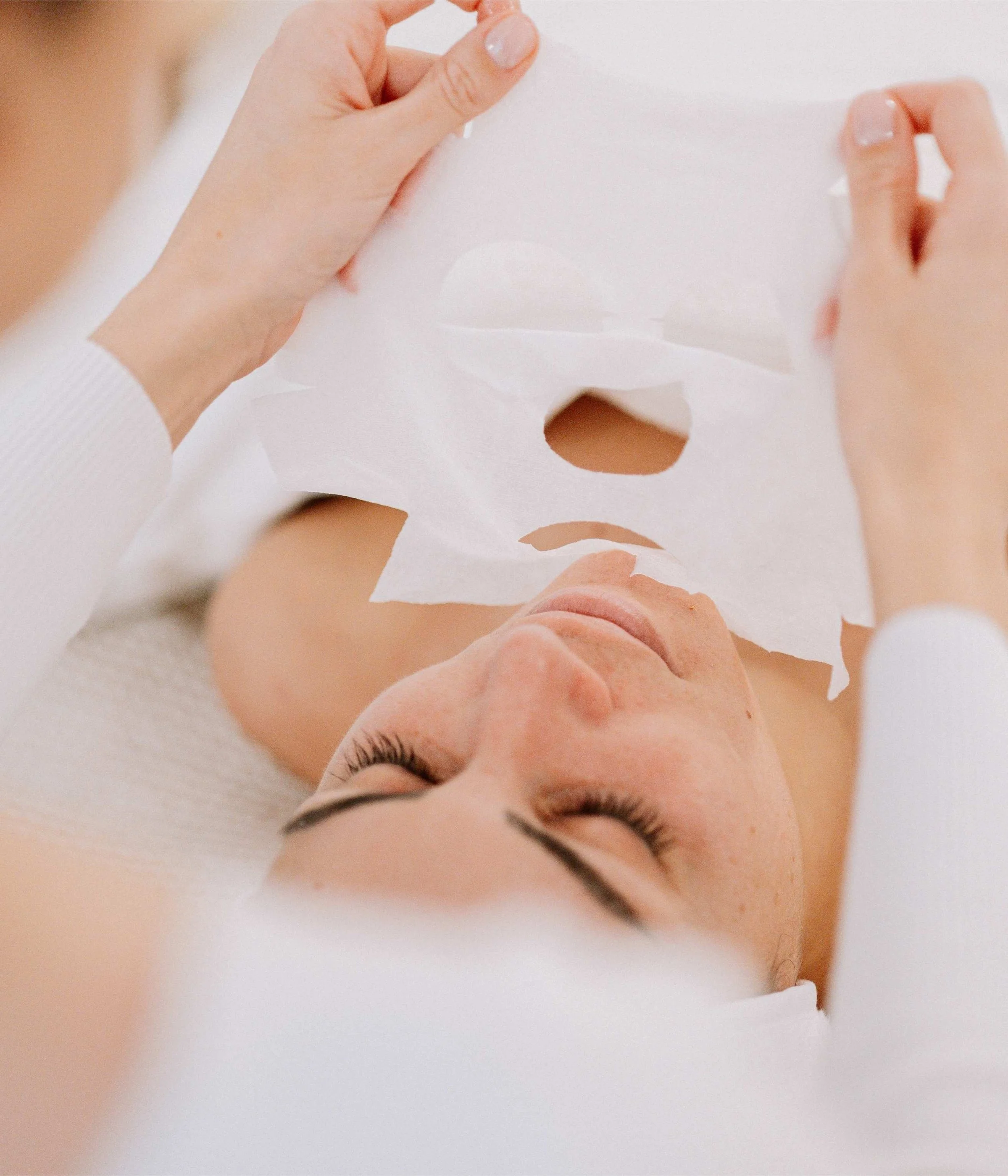 Application d'un masque hydratant lors d'un soin au studio de facialisme à Nice