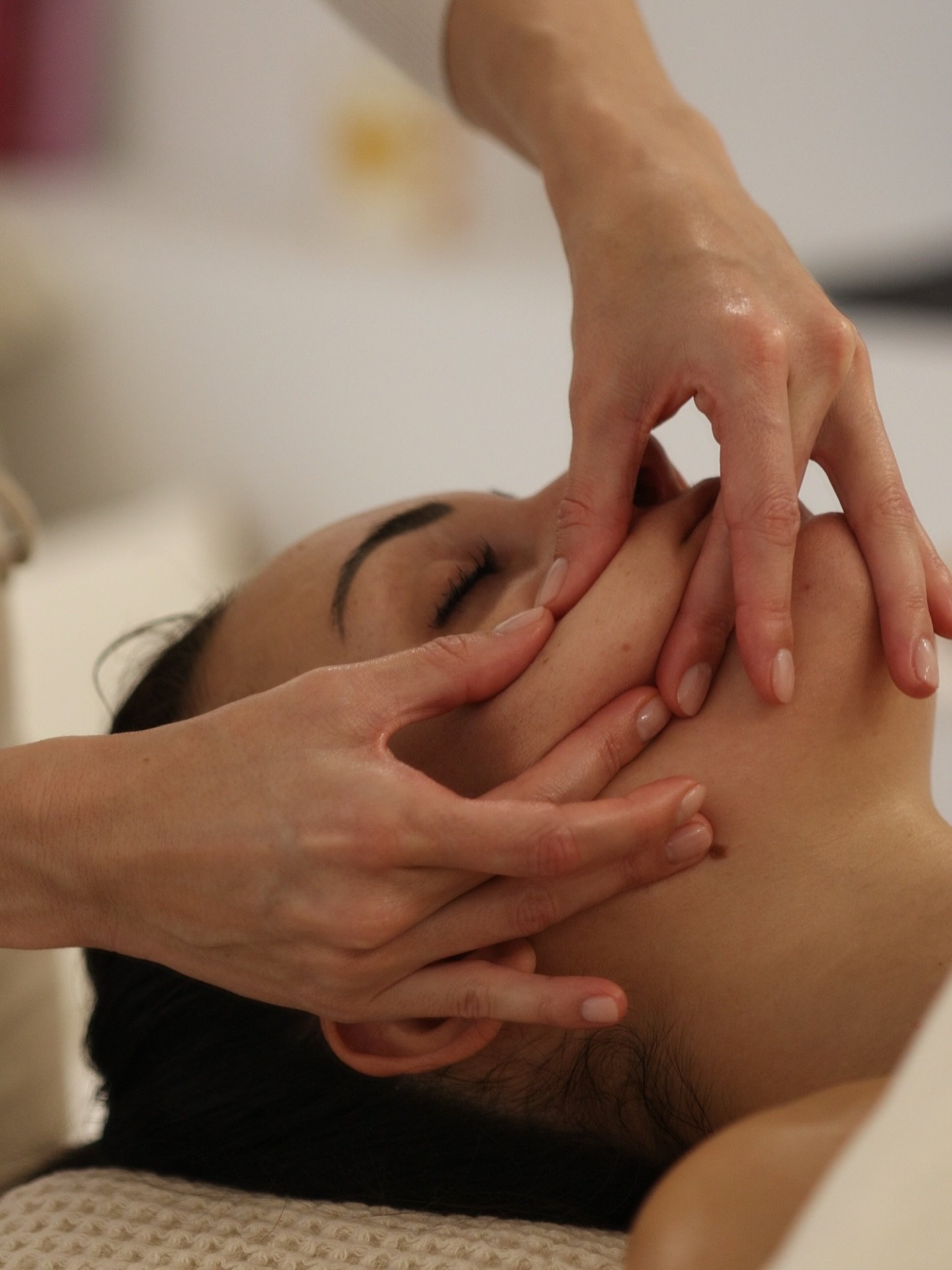 &Agrave; travers mes massages et mes mains, je ne cherche pas &agrave; travailler contre le temps qui passe.

Il y a quelques jours, une cliente me disait en s&rsquo;installant : &laquo;&nbsp;I want to be twenty-five again.&nbsp;&raquo;

Cette phrase