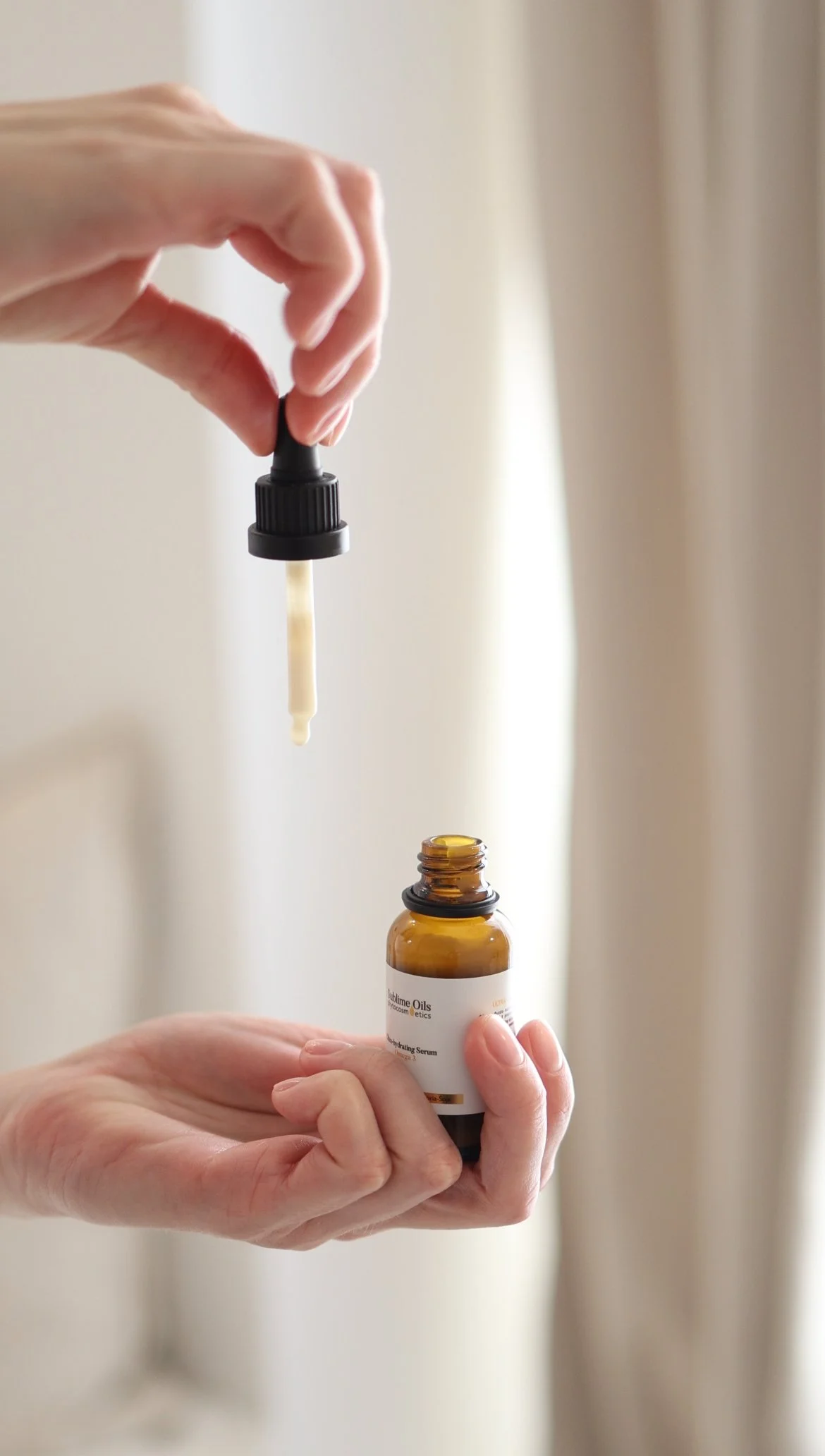 Application d'un sérum skincare dans le cadre d'un lancement produit beauté.