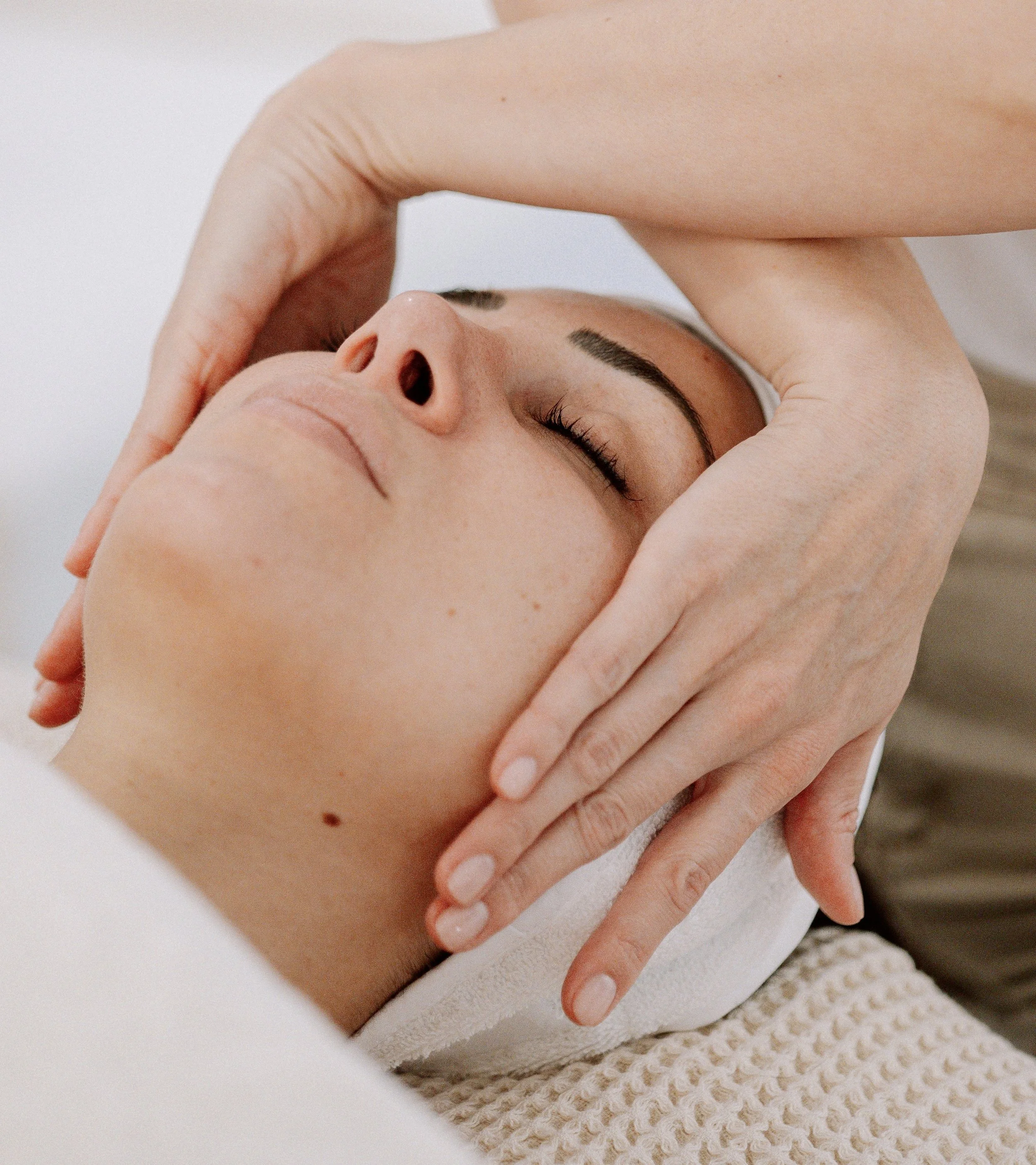 Massage du visage personnalisé réalisé par Vanessa Vitry, facialiste à Nice.
