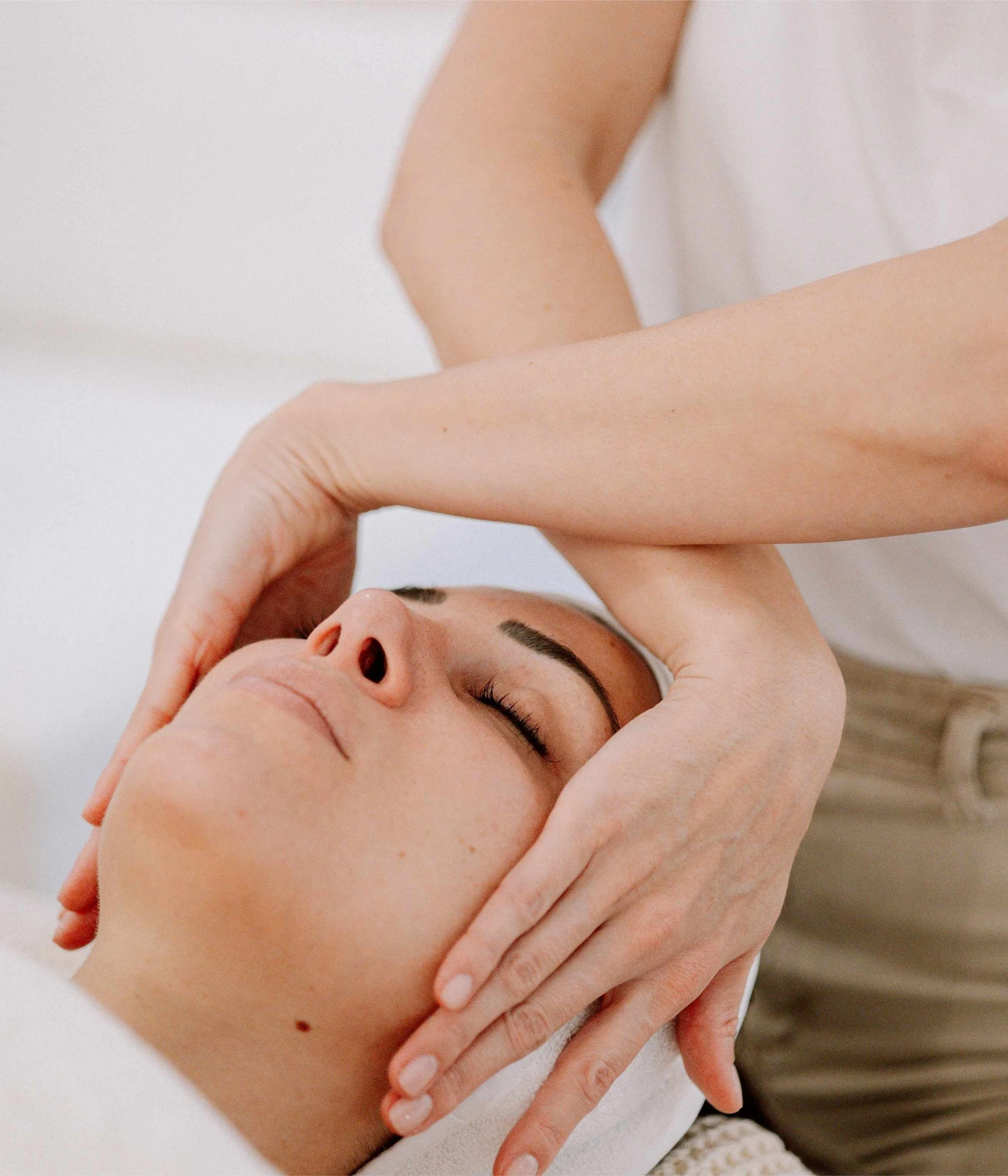 Gestes de massage facial expert réalisés à Nice pour relâcher les tensions du visage et raviver l'éclat naturel de la peau.