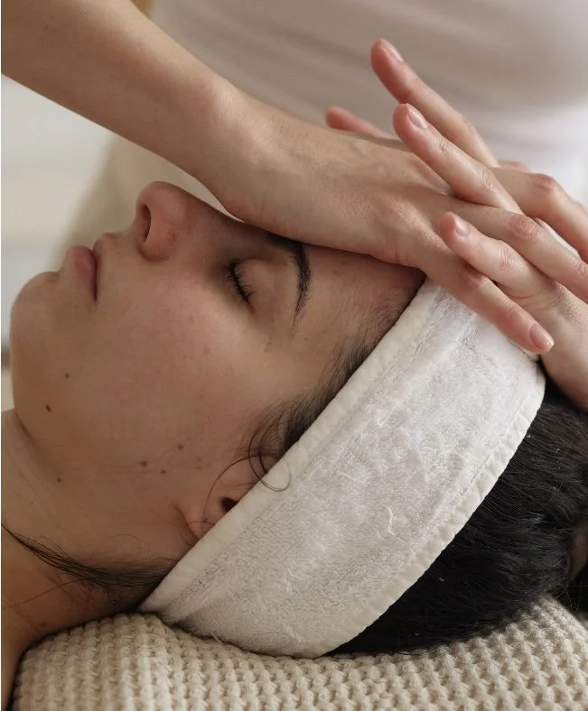 Massage du visage réalisé par Vanessa Vitry dans un contexte de soin événementiel.