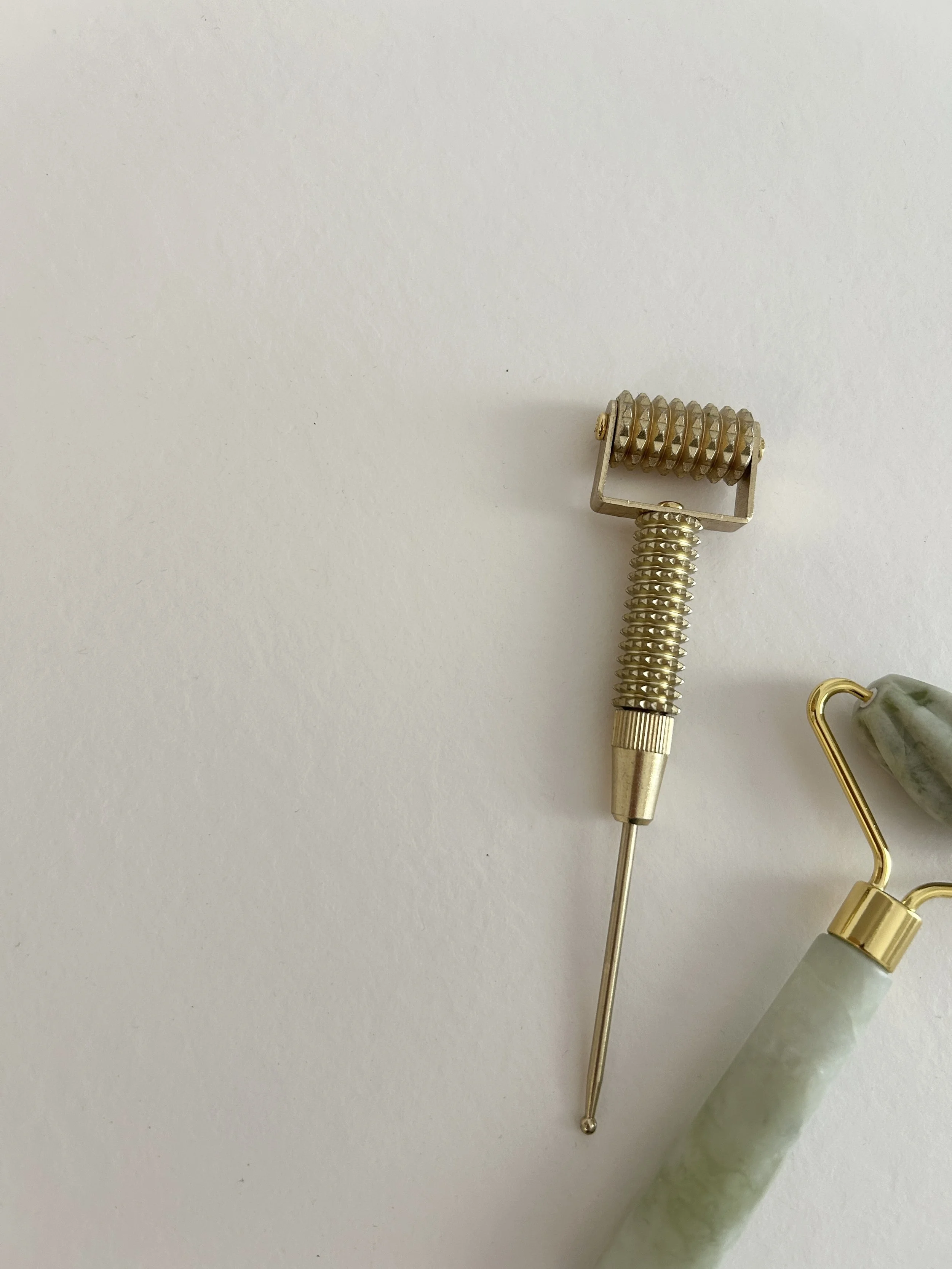 Outils de massage du visage utilisés dans le cadre de formations et protocoles facialistes.