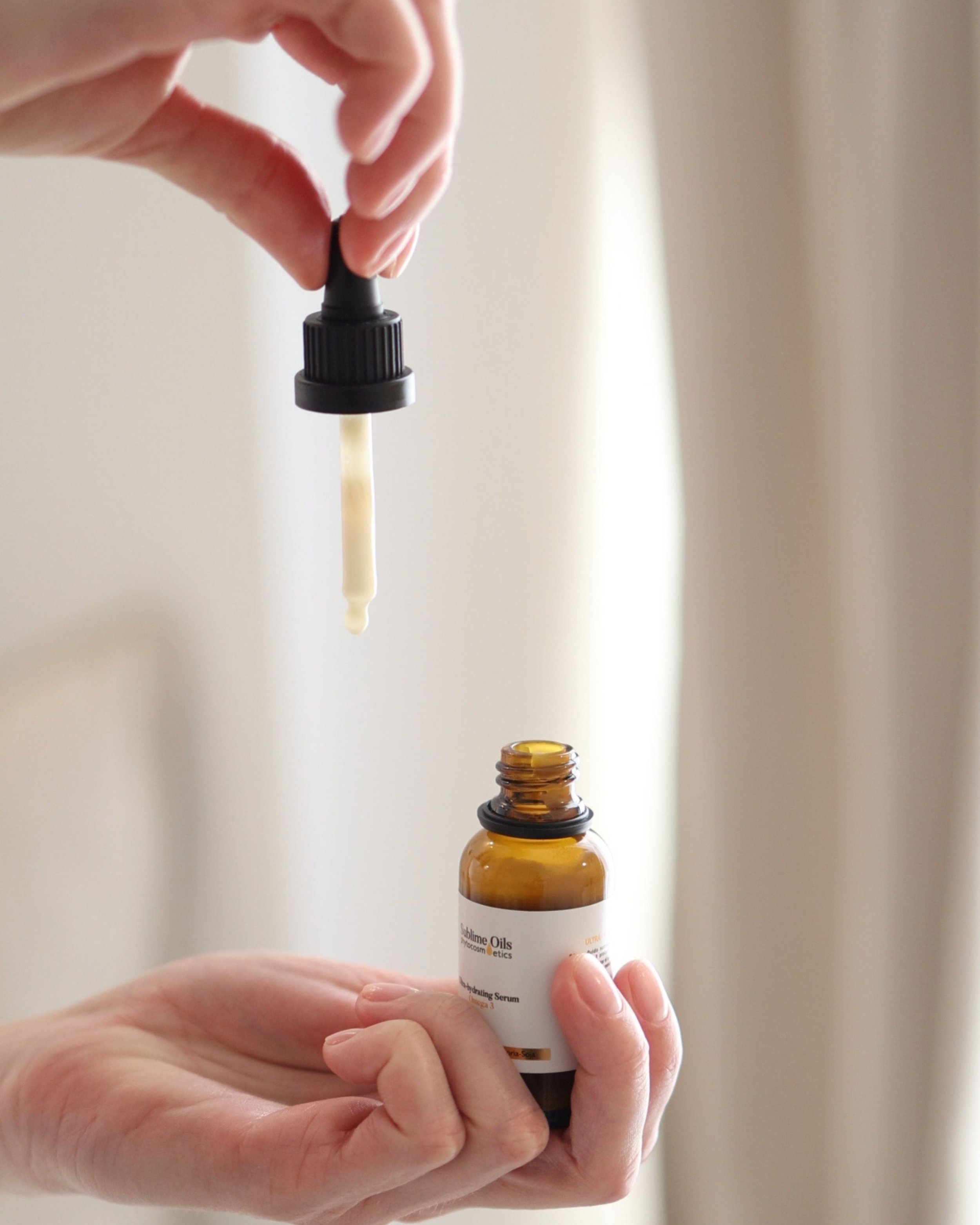 Main tenant un sérum skincare dans le cadre d'une collaboration beauté et bien-être.