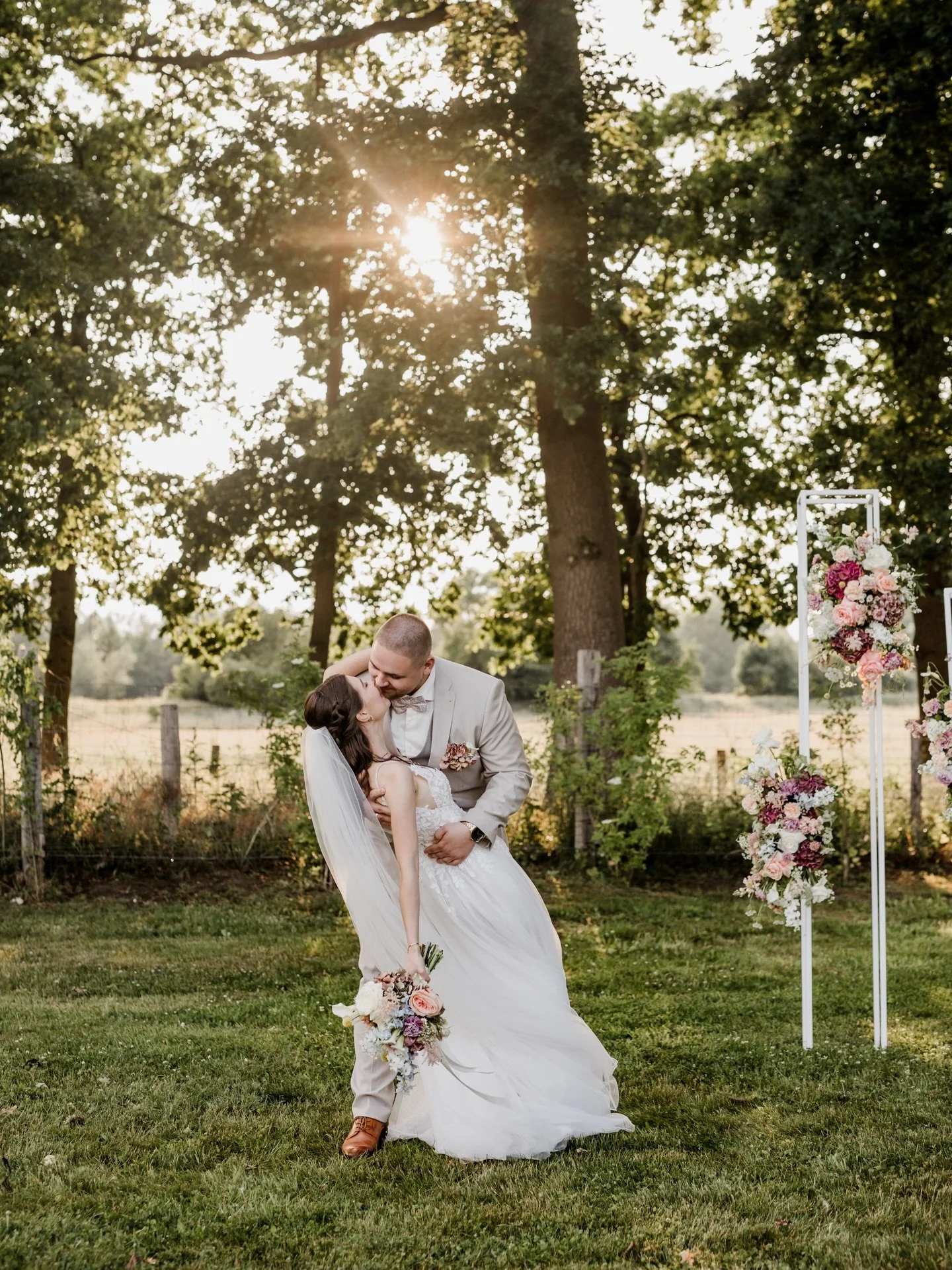 Zarte Farben, liebevolle Akzente und kleine Highlights. Alles hat perfekt zusammengepasst. Details, die den Moment noch besonderer machen.
Auf den Bildern kommt&rsquo;s nicht mal ann&auml;hernd so r&uuml;ber, wie traumhaft es in echt war! 
@lizmoment