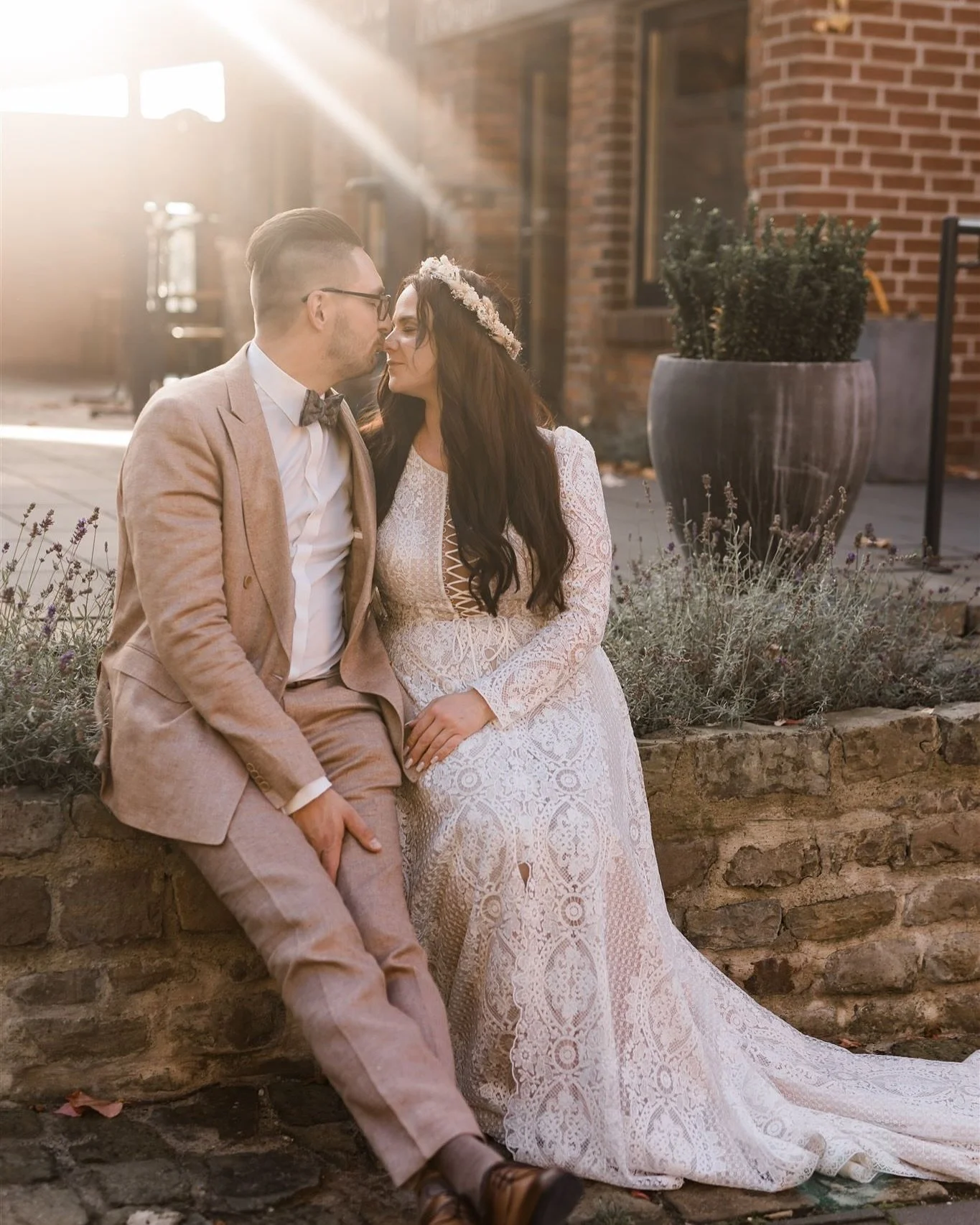 Oktoberhochzeiten 🍂✨

Wir lieben es, im Herbst zu fotografieren! 
Die leuchtenden Farben, das goldene Licht und vor allem bei einem stimmungsvollem Sonnenuntergang, wird eine besondere Atmosph&auml;re geschaffen. 
Eine Traumkulisse f&uuml;r eure Lie