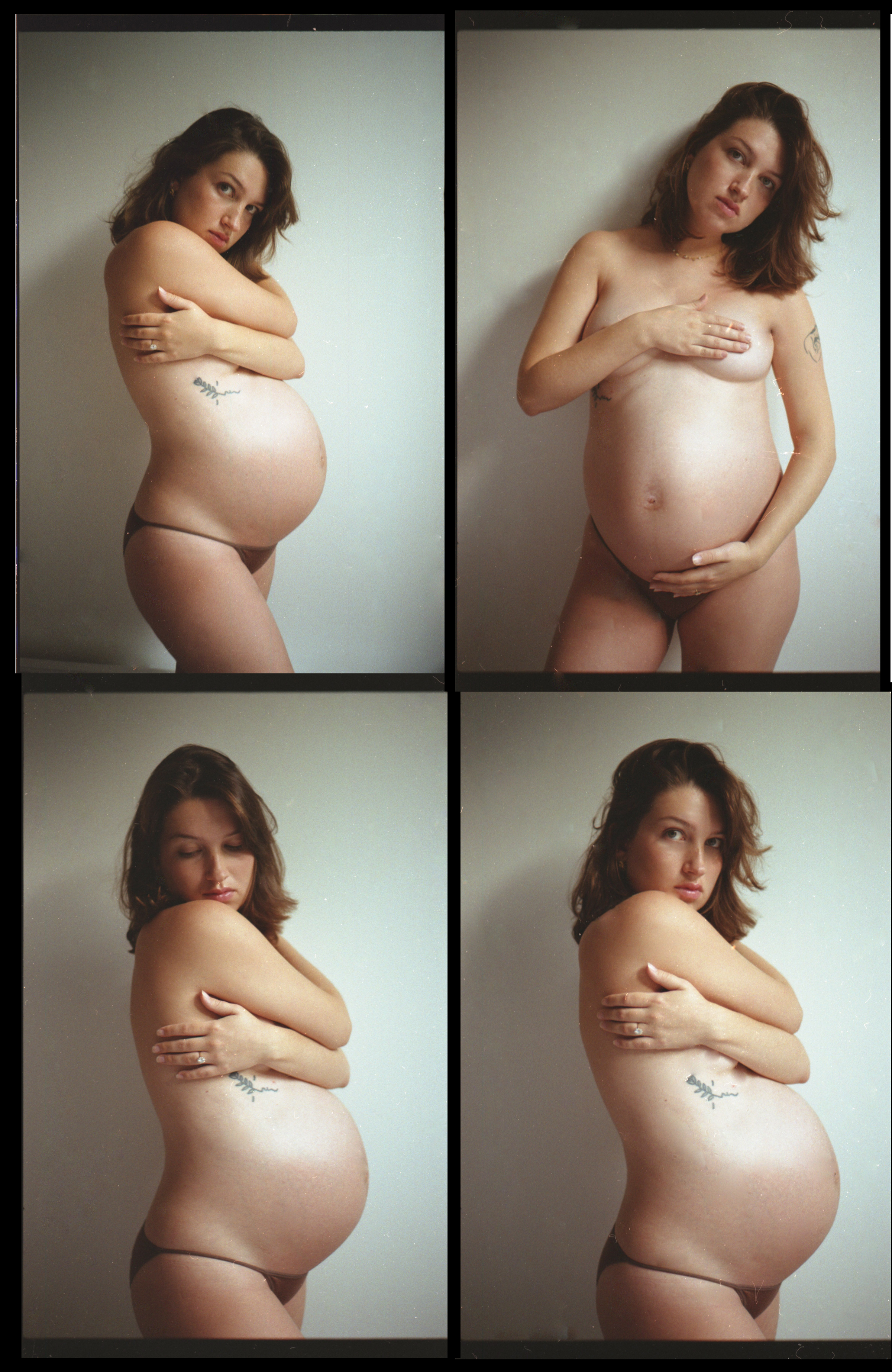 Une femme enceinte pose topless dans diverses positions, qui montre son ventre rond et ses tatouages, contre un mur neutre.