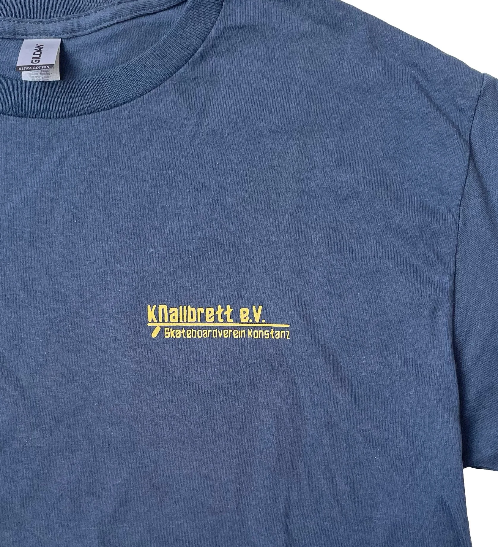 knall blaugelb front nah.jpg