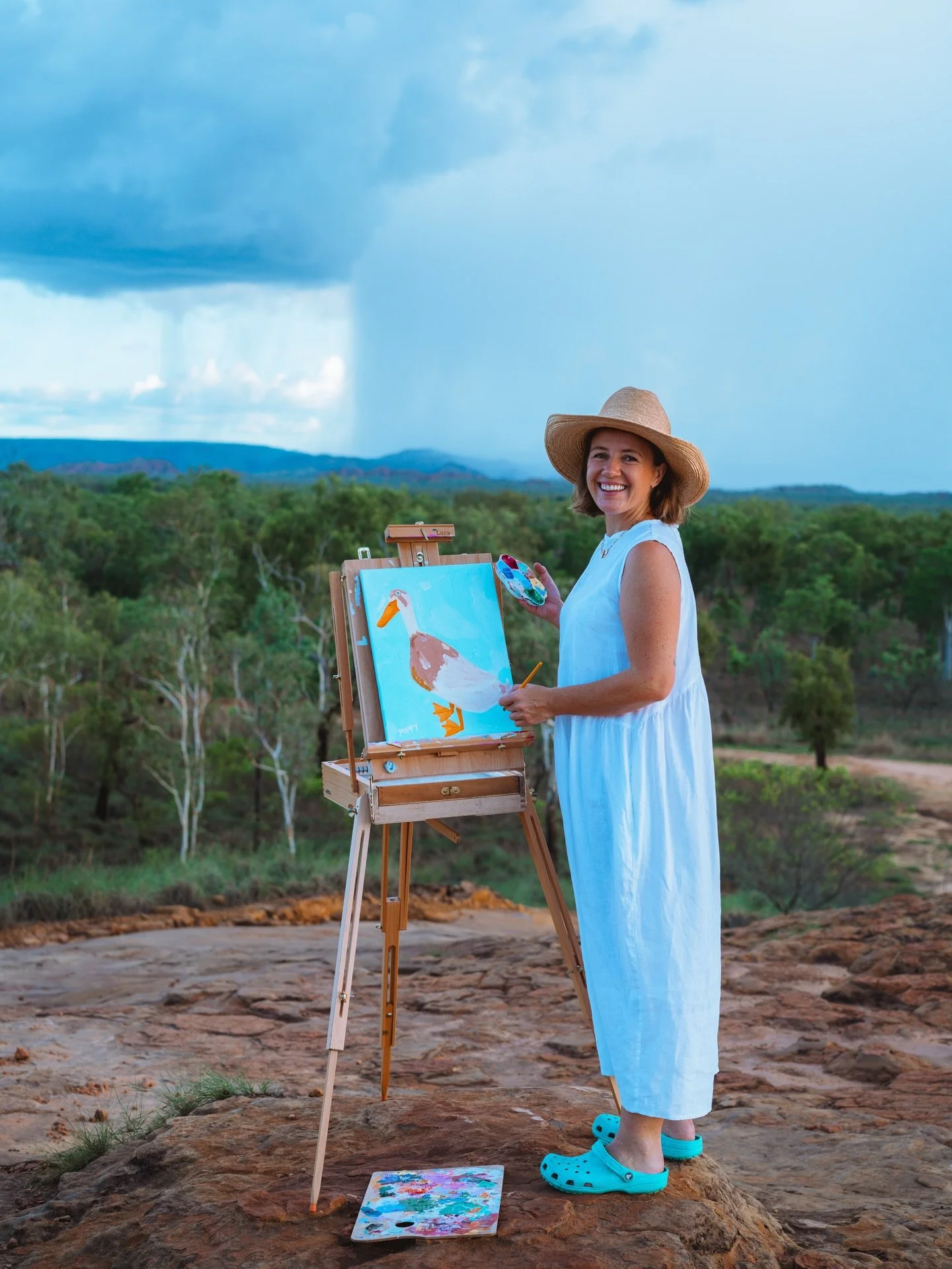I don't always paint on top of a hill, but when I do, I make sure I'm wearing white
📷 @photos.by.jessb