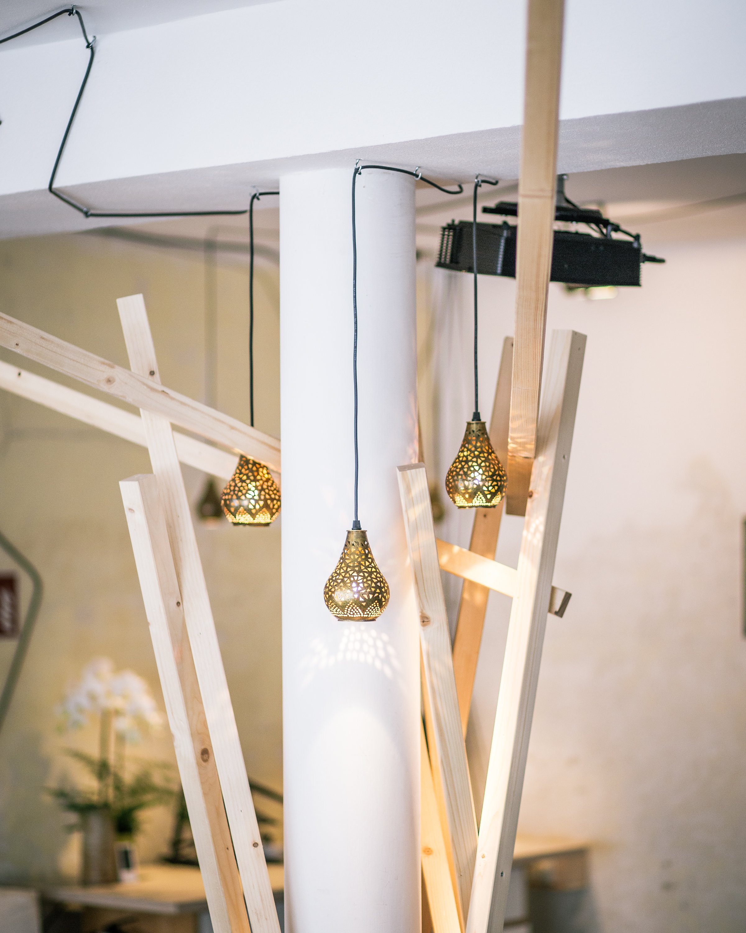 Mehrere hängende goldene orientalische Lampen, die ein warmes Licht ausstrahlen.