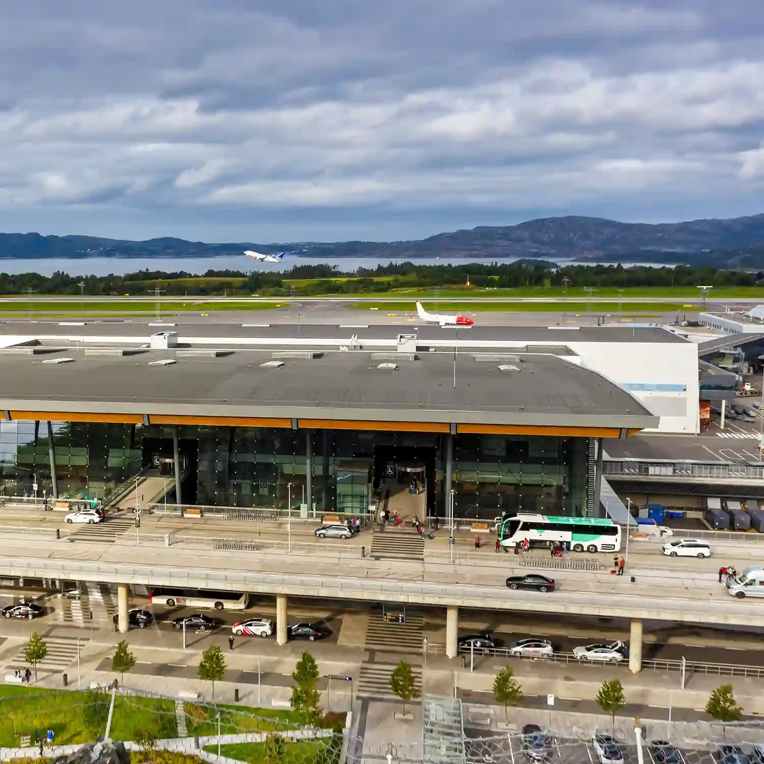 NYE FLYRUTER I APRIL:  tettere bånd til De britiske øyer