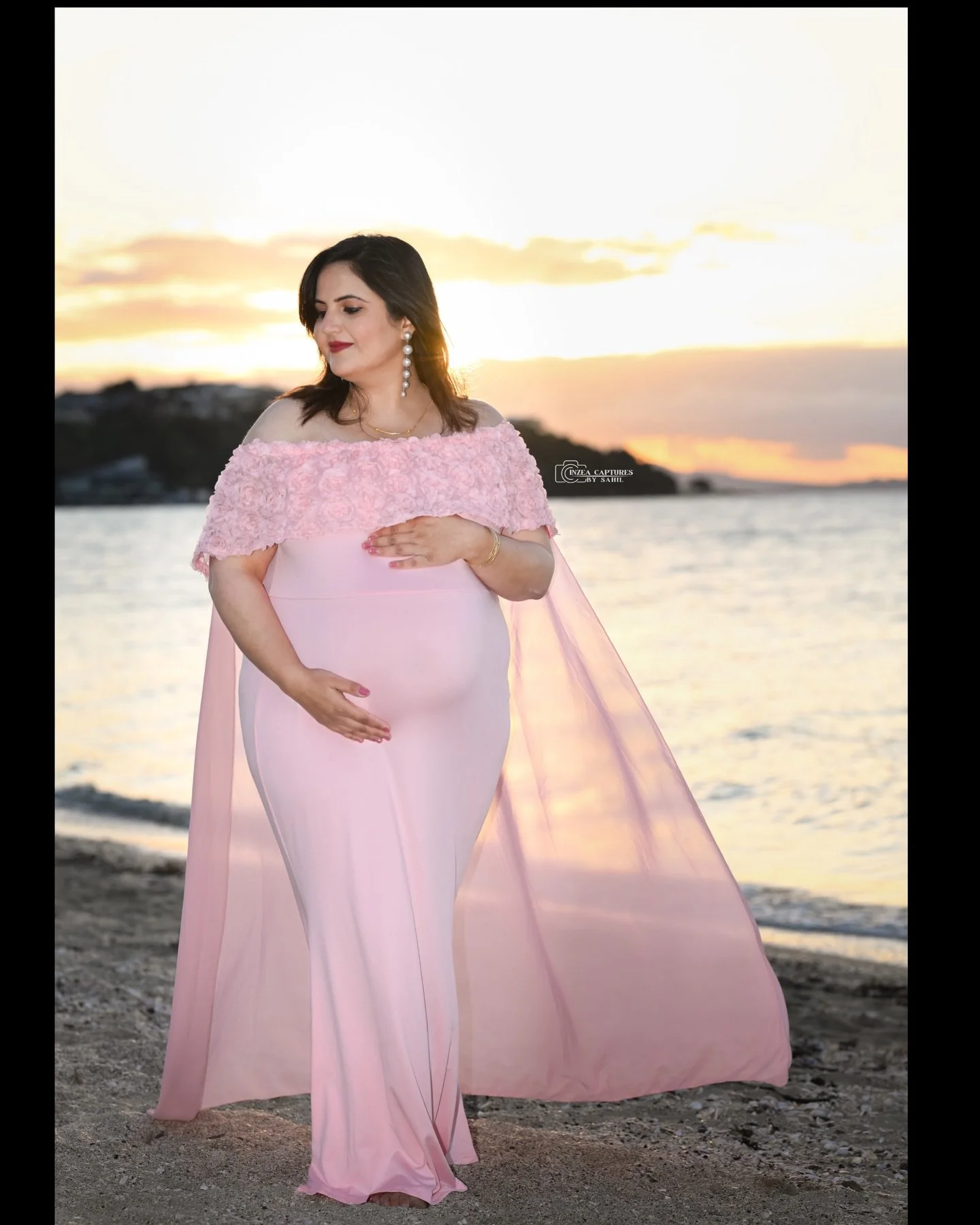Pink skies, soft waves &amp; a heart full of life&hellip; 💕 @sahibak_sharma ❤️❤️

If you&rsquo;re expecting, your maternity story deserves to be captured beautifully.

📸 Bookings open - DM to book.