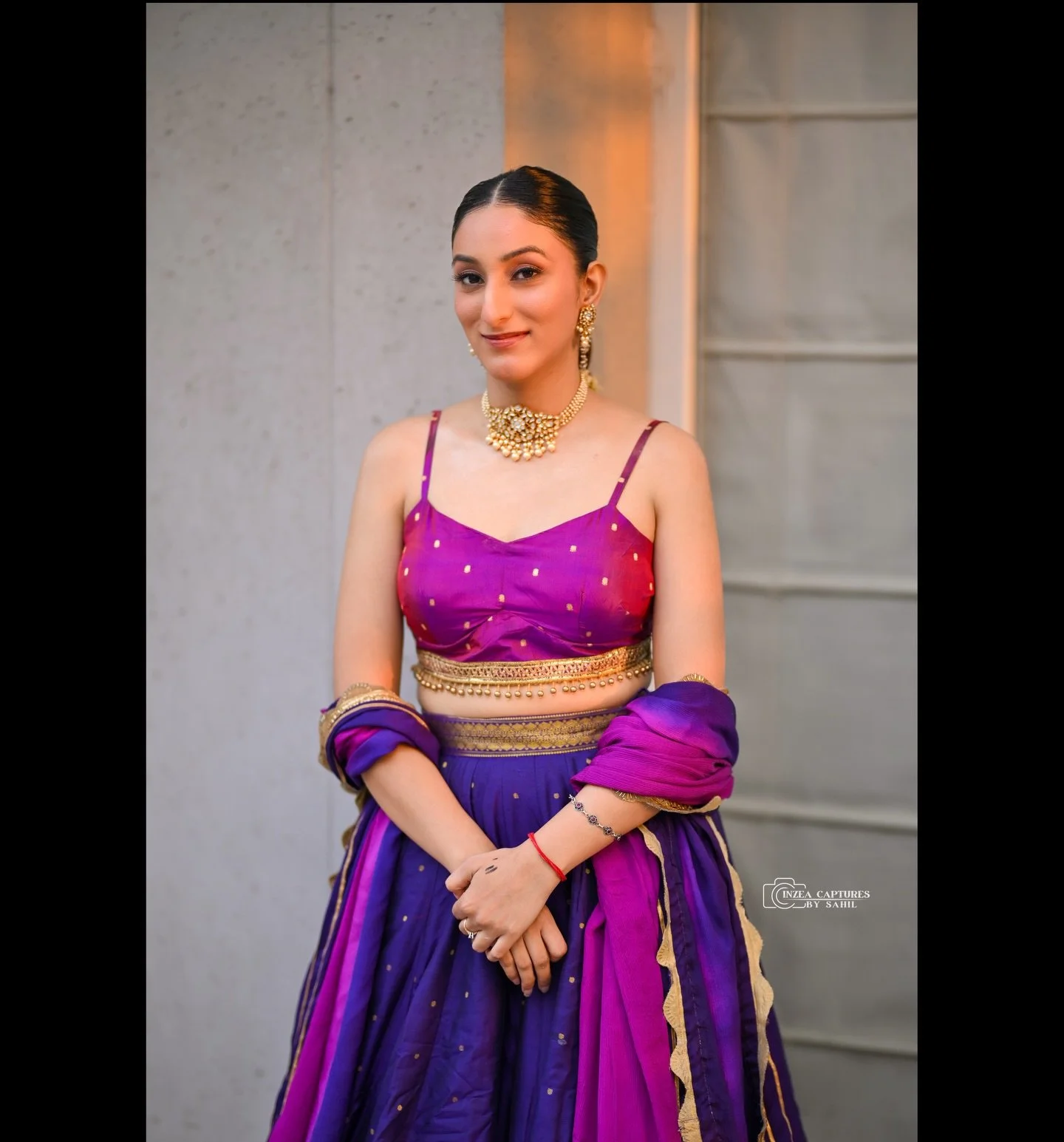 Stillness before the celebration ✨

Just her, in the moment @akshitasoodartistry 

Captured by @inzeacaptures