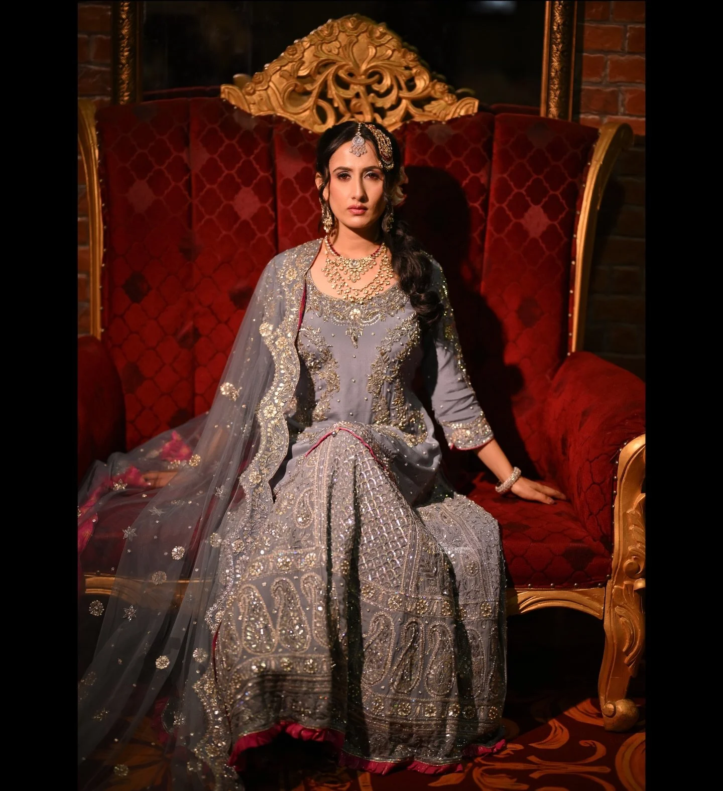 Elegance doesn&rsquo;t ask for attention,
it holds it effortlessly. ✨

A bride confident in her grace,
surrounded by quiet beauty and timeless detail.

Shot by @inzeacaptures 
In frame @mehakkalthaik 
Makeup by @makeupbyaashnaguglani 
Hair by @_suman