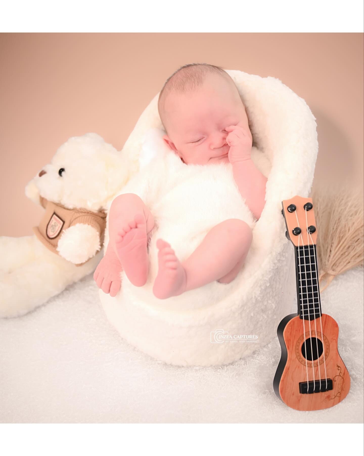 Tiny hands, tiny feet&hellip; the kind of moments that deserve to be remembered forever 🤍👣

Capturing the purest little details with love at Inzea Captures.

📍Auckland New Zealand
📩 DM @inzeacaptures to book your newborn or family session.

#Newb