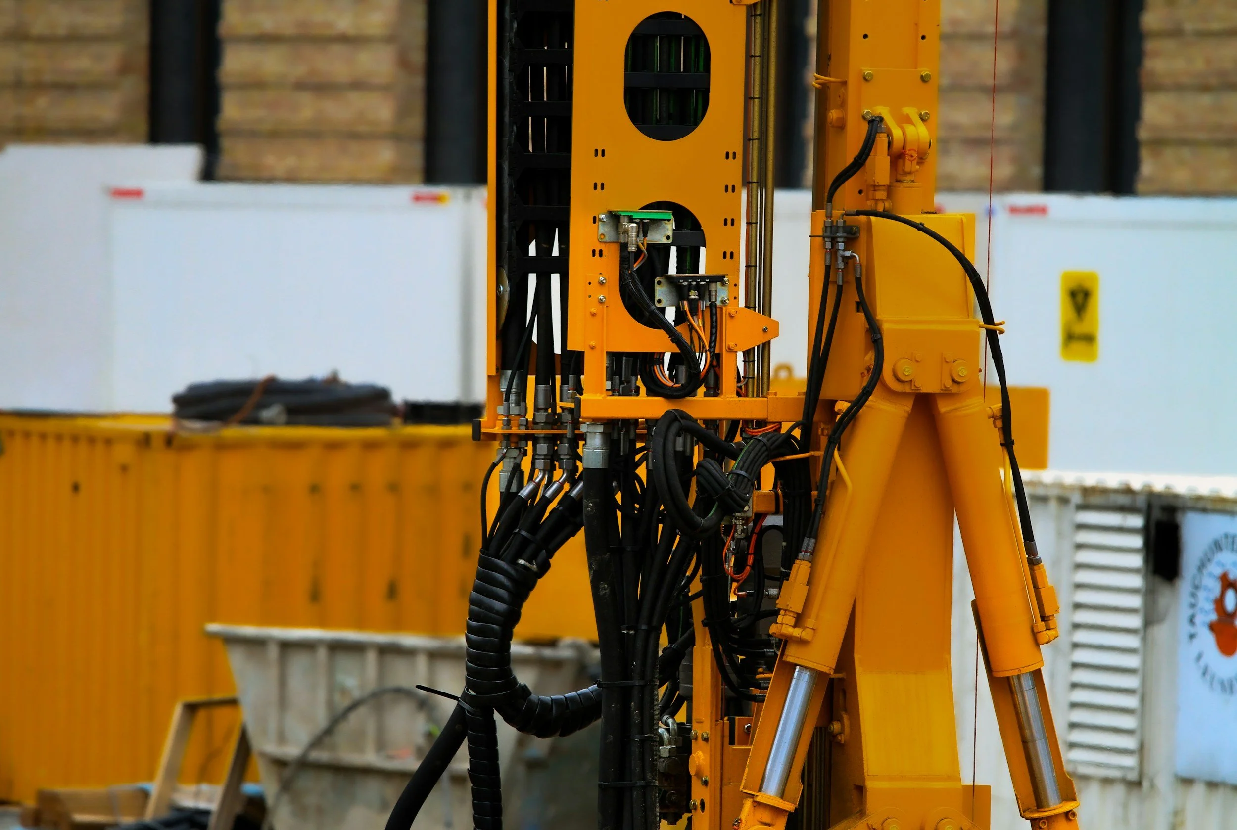 Sistema hidráulico automatizado de alta precisão para aplicações industriais. Componentes automatizados, integrando blocos de comando, manifold e cilindros hidráulicos para garantir máximo desempenho e eficiência operacional em seus processos