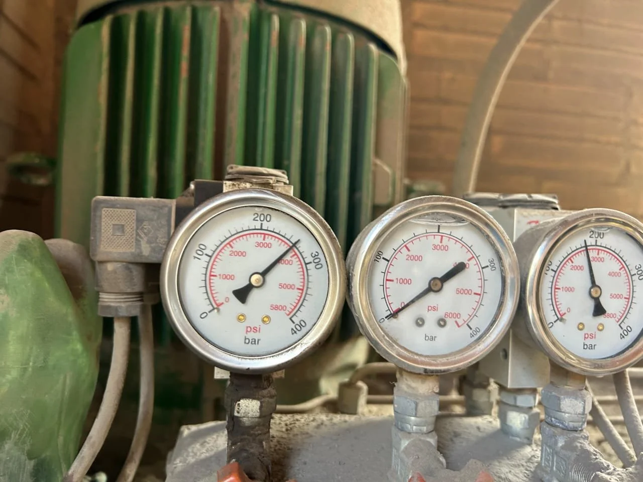 Unidades hidráulicas de comando aplicadas em britadores de cônicos / sistema de britagem secundaria.  Sistema de travamento do bojo, sistema de alívio da câmara de britagem e pressão geral da unidade.