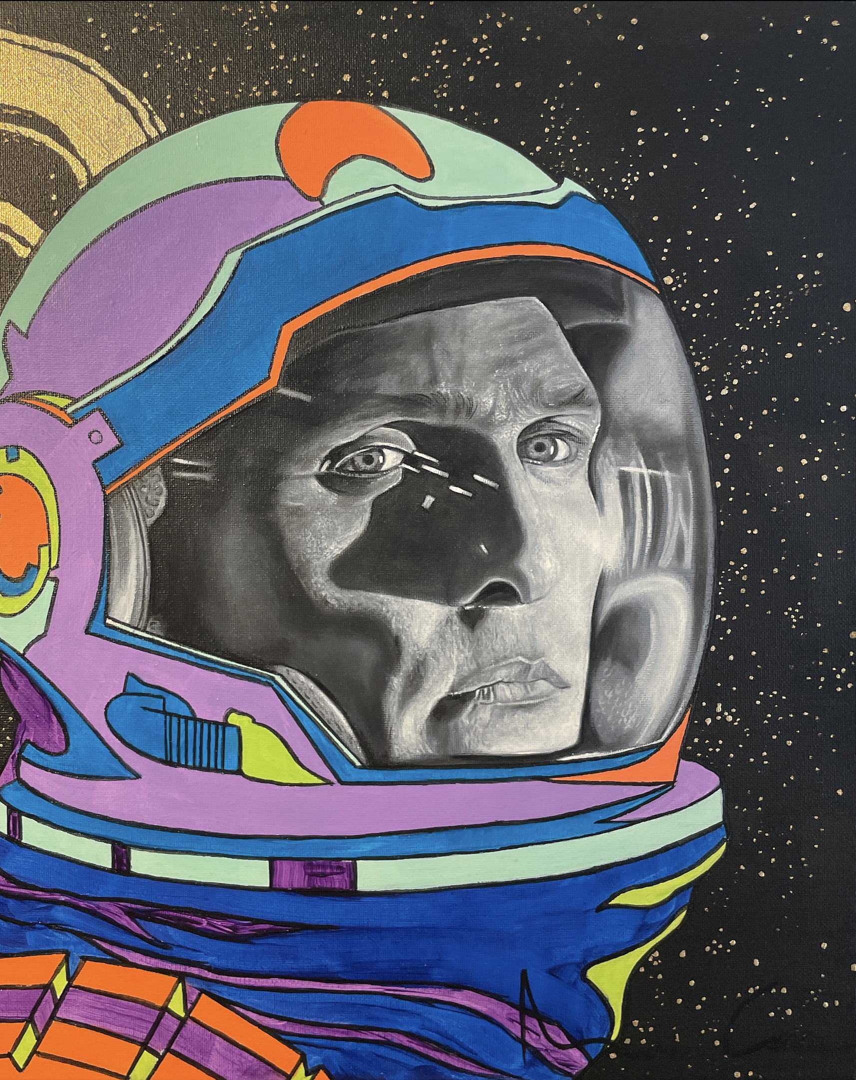 Ritratto artistico di un volto umano in bianco e nero con dettagli realistici, sovrapposto a un'illustrazione colorata di un casco spaziale con dettagli astratti e sfondo stellato.