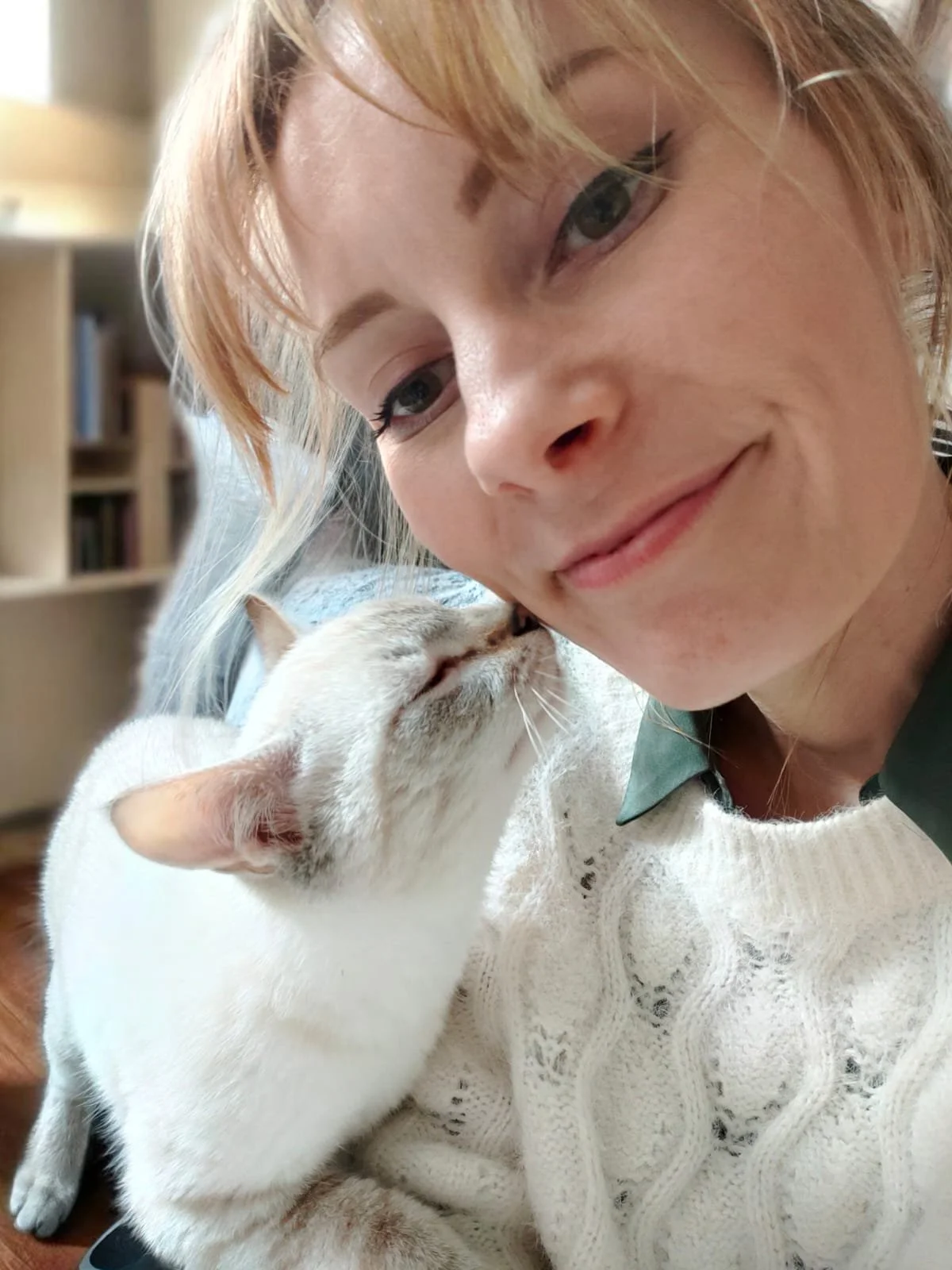Angélique avec ses chats Iron & Sherkan, l'inspiration derrière Aurafélis.