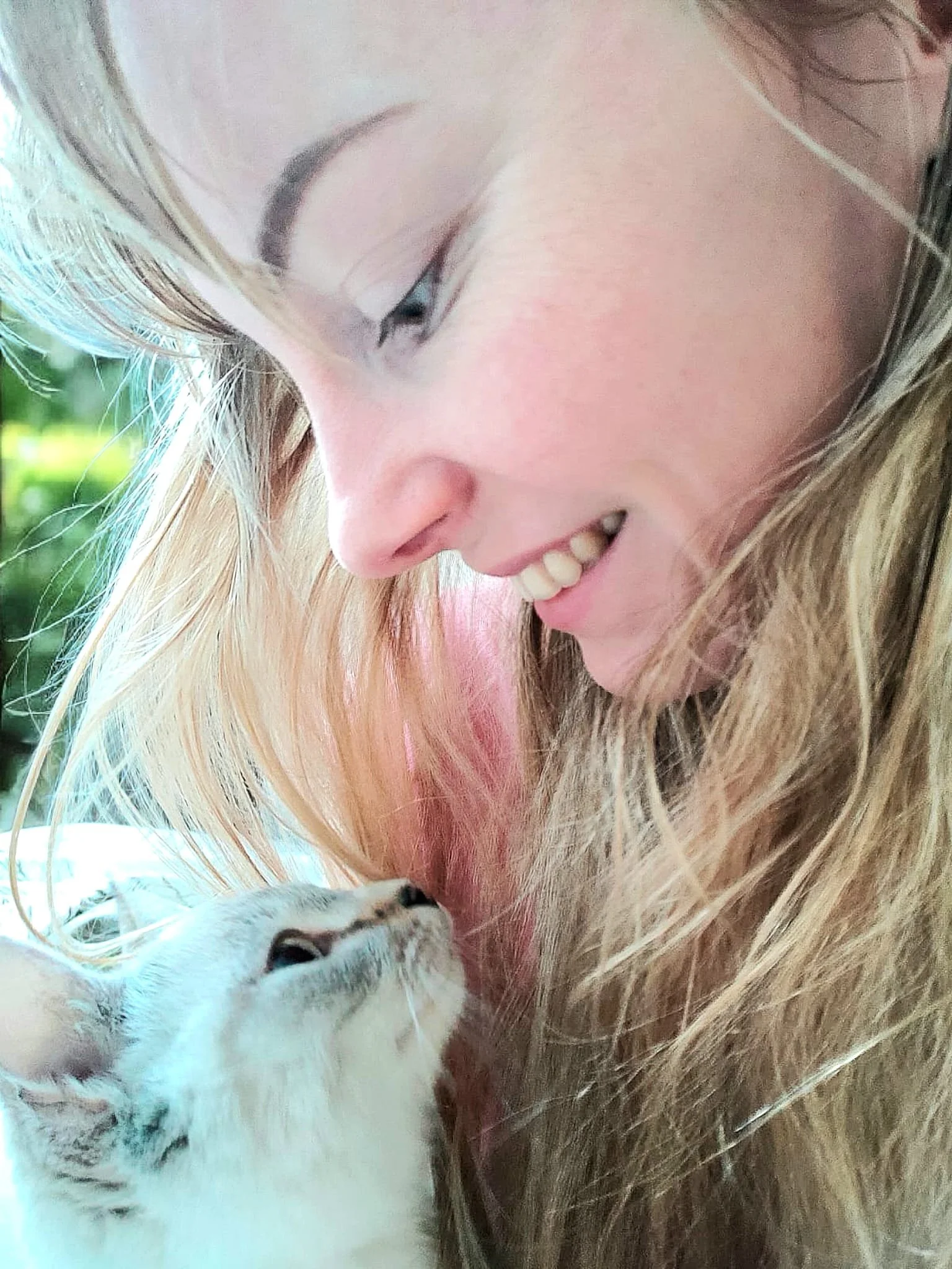 Angélique avec ses chats Iron & Sherkan, l'inspiration derrière Aurafélis.