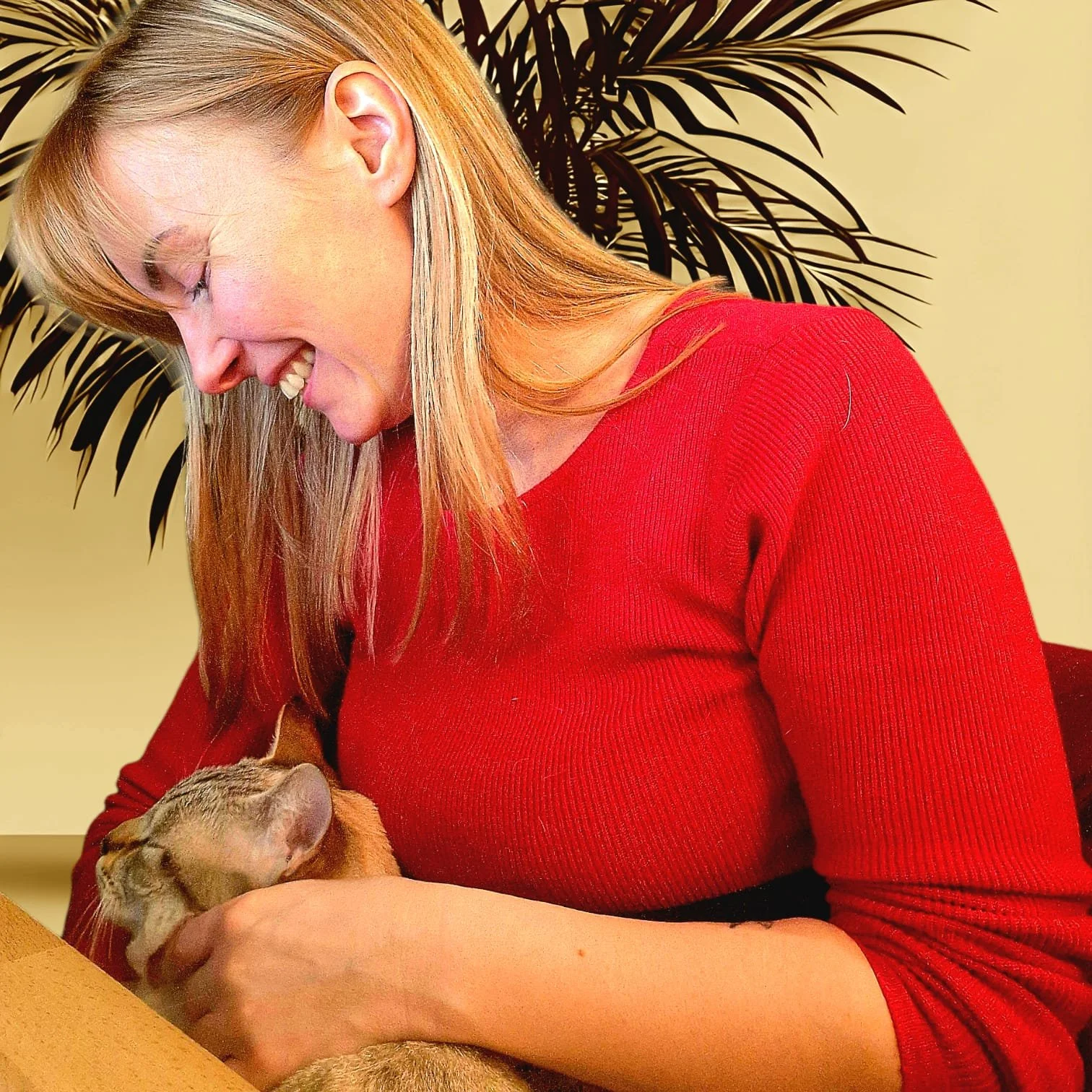 Angélique avec ses chats Iron & Sherkan, l'inspiration derrière Aurafélis.