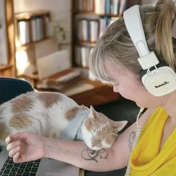 Angélique avec ses chats Iron & Sherkan, l'inspiration derrière Aurafélis.