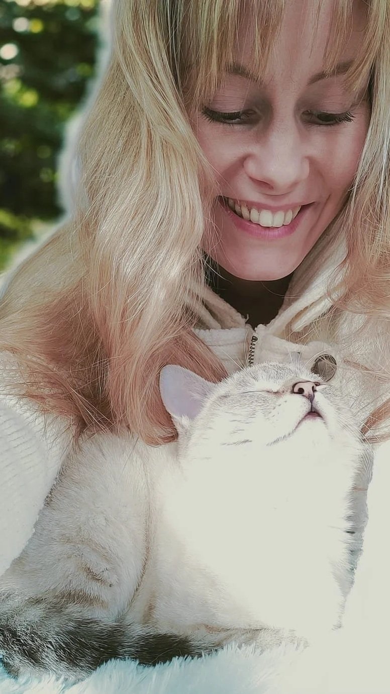 Angélique avec ses chats Iron & Sherkan, l'inspiration derrière Aurafélis.