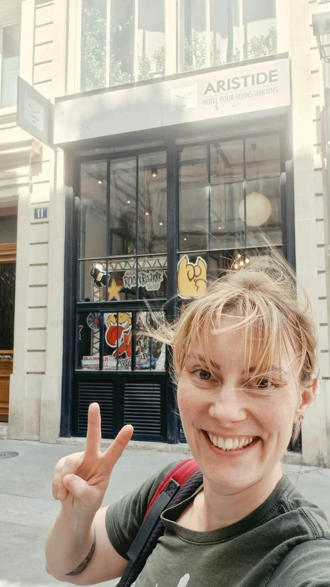Selfie devant l'hôtel Aristide durant mon stage chez eux - aout 2026
