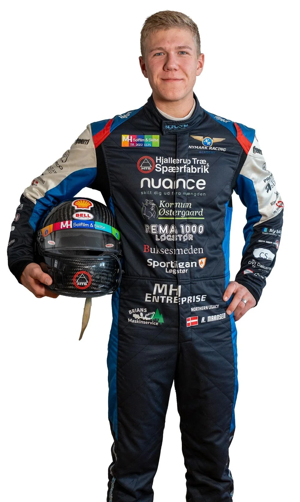 Ung mand i racing dress holder hjelm, står foran en hvid baggrund.