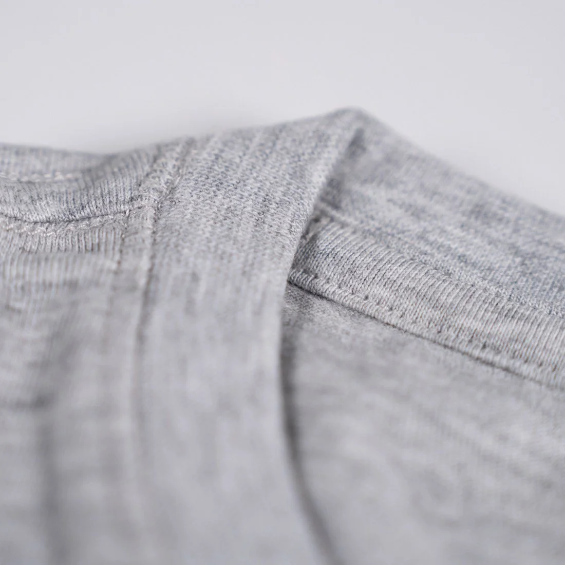 T-shirt_grå_melange_detalje_01.jpg