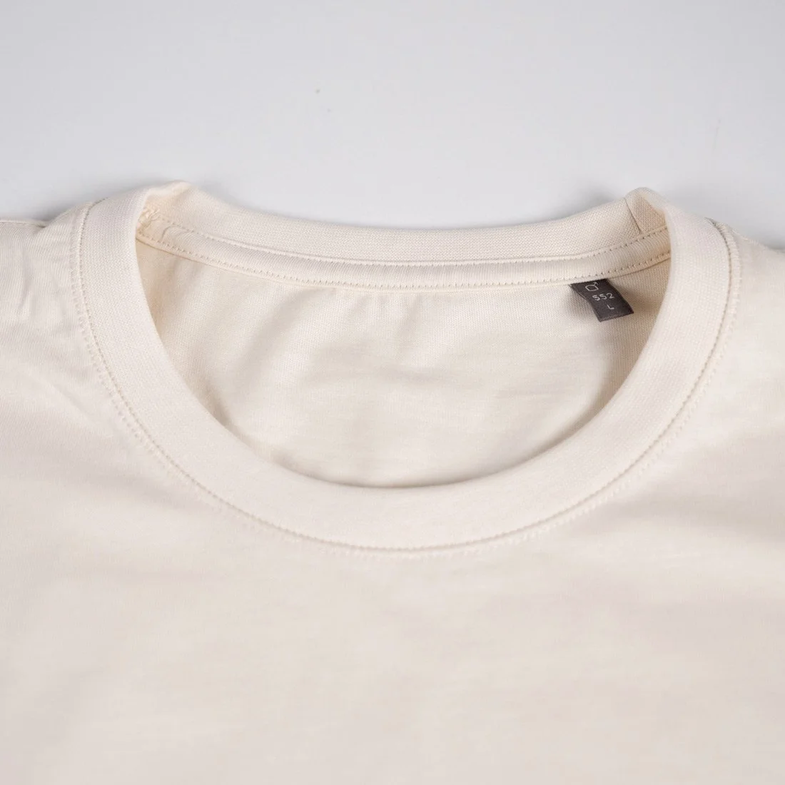 T-shirt_off-white_detalje_02.jpg