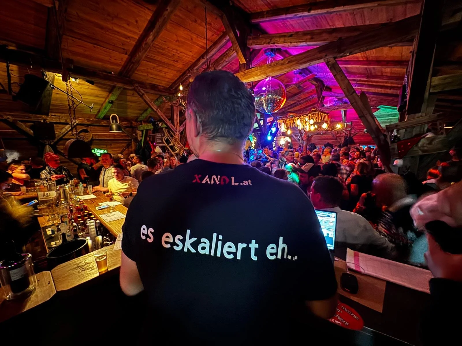 Xandl Unisex T-Shirt – X-Kollektion | personalisierbar