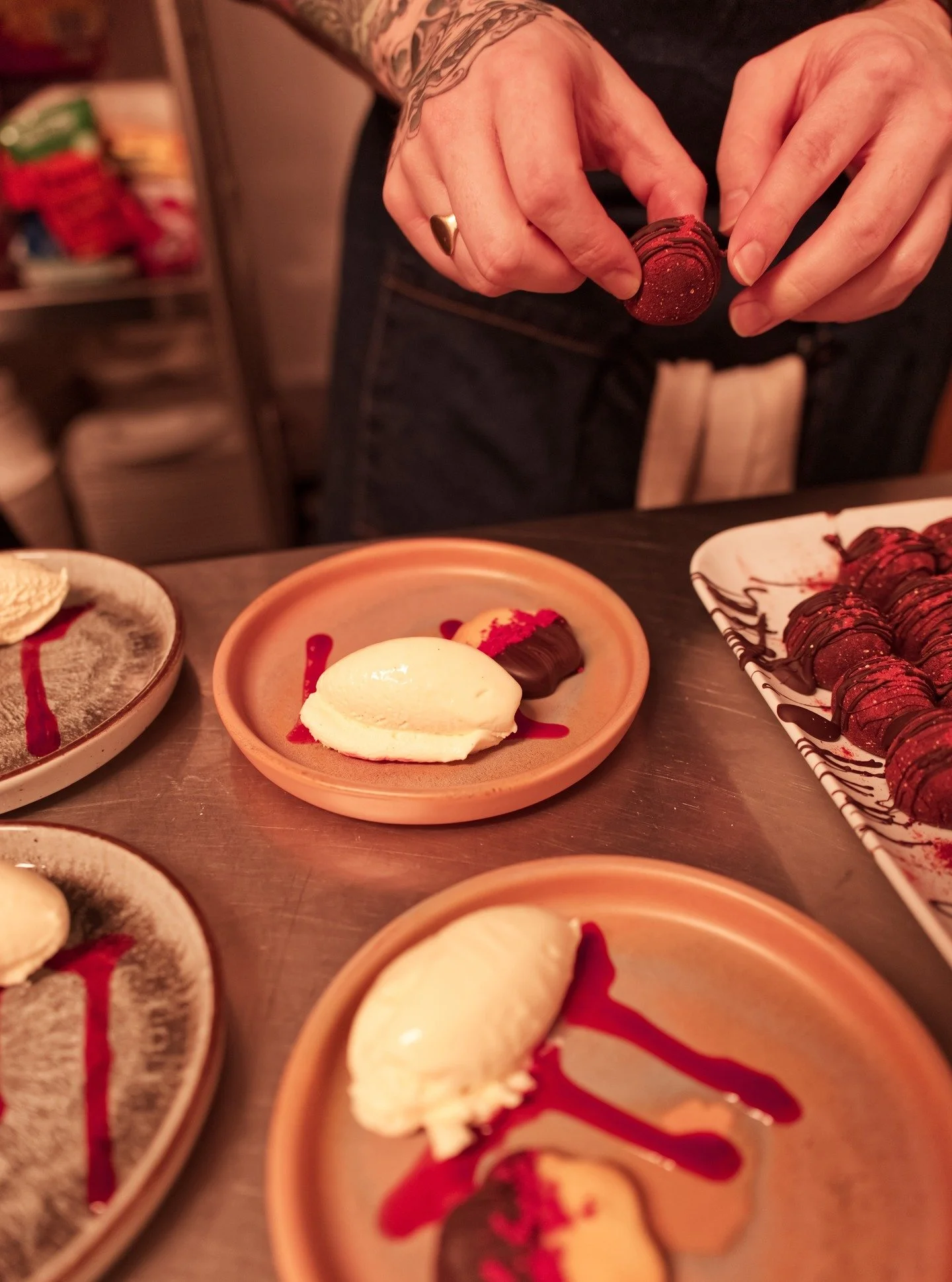 Caf&eacute; gourmand

White chocolate mousse
Strawberry &amp; rose truffles
Dark chocolate shortbread

Bookings for the upcoming supper club at @bloomingskullcoffee are now open, ticket link in our bio

#PeppersSupperClub #VeganSupperClub #QueerOwned