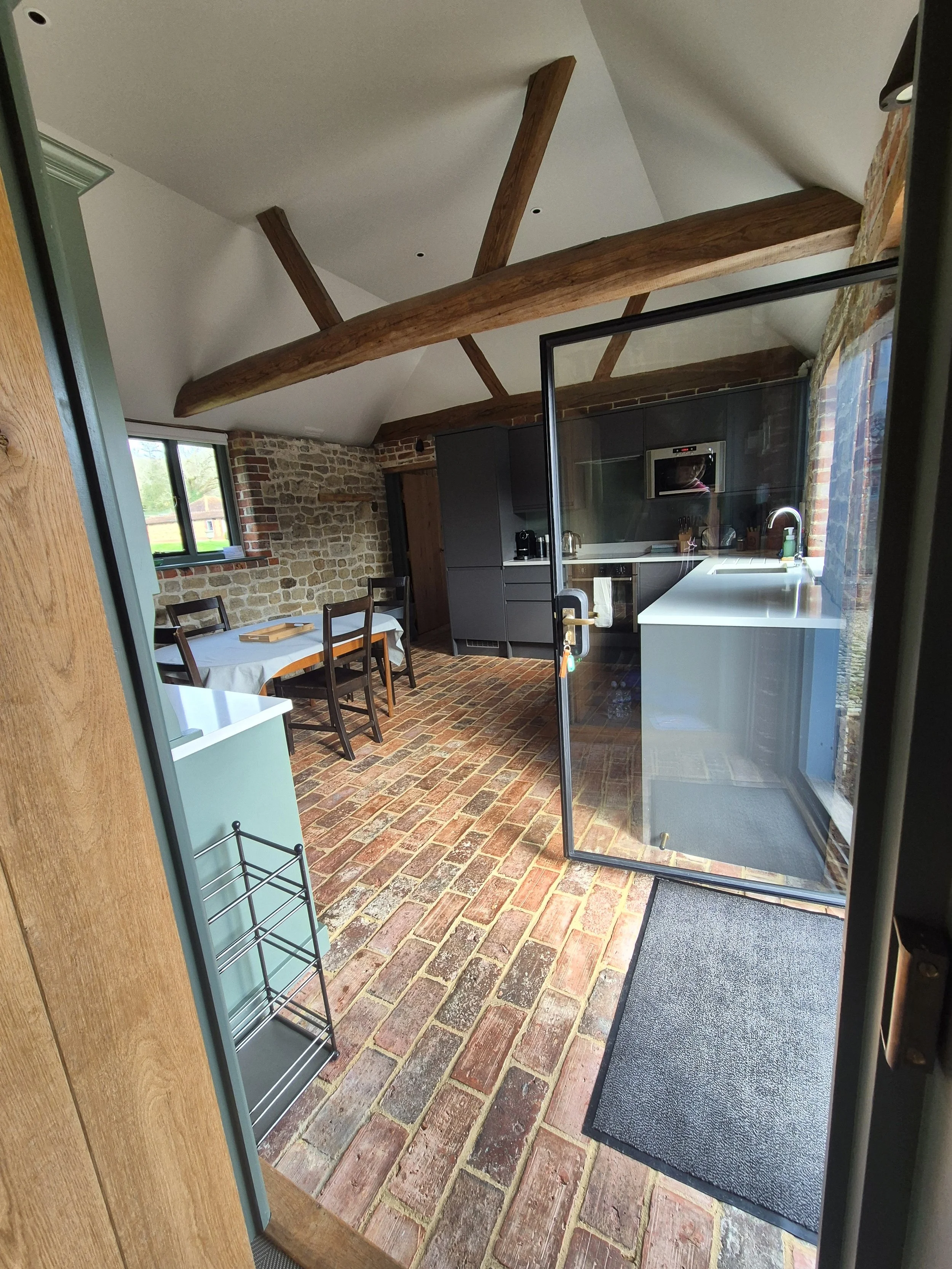 Why Reliable Airbnb Cleaning Makes a Difference to Your Reviews