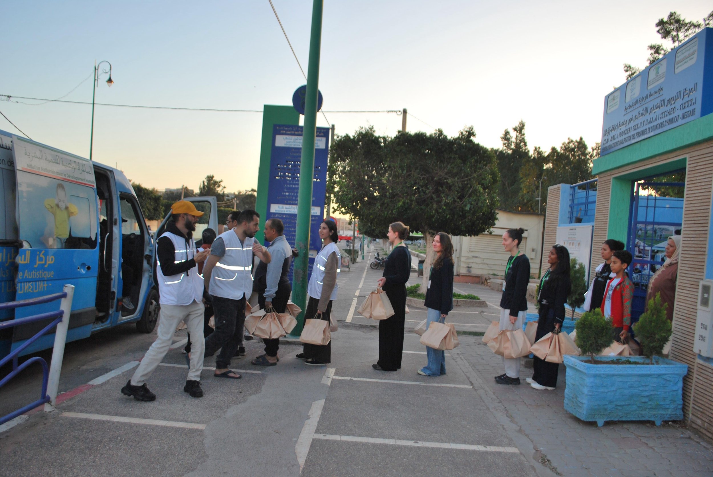 Unge mennesker yder frivilligt arbejde i Afrika med Praktikrejsen