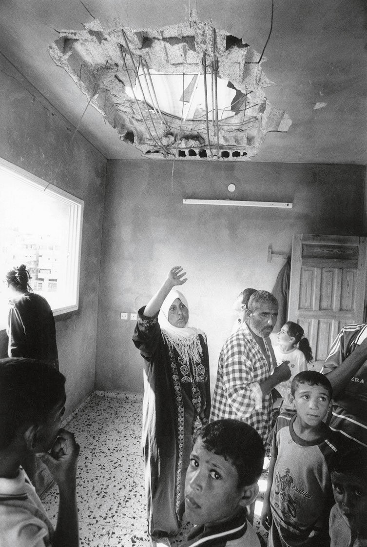 a-needs-assessment-visit-of-stricken-families-khan-yunis-gaza-2002-web2.jpg