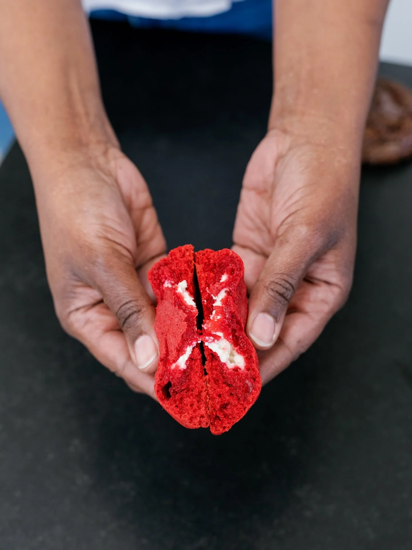 Votre douceur de P&acirc;ques est arriv&eacute;e 🐣🤍
Des cookies fourr&eacute;s, fra&icirc;chement pr&eacute;par&eacute;s, pour un week-end plein de gourmandise! 

Ouvrez&hellip; et craquez 🤍🐣🍪
Moelleux. Fondant. Irr&eacute;sistible.

#Paques #Sw